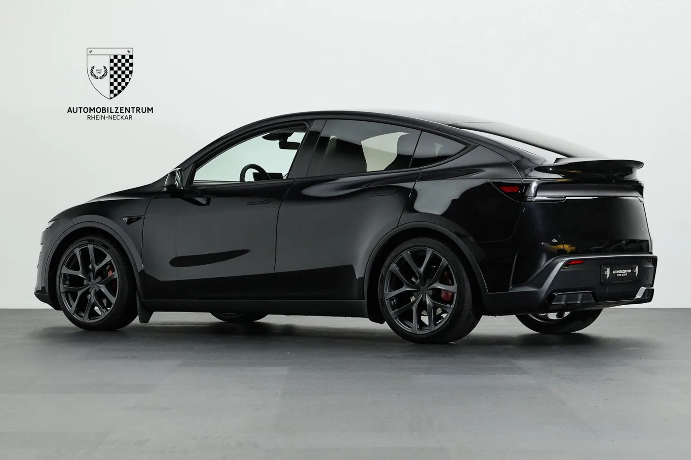 2025 Tesla Model Y Performance angeboten von einem Supersportwagenhändler in Viernheim, Deutschland, Foto 5 von 25