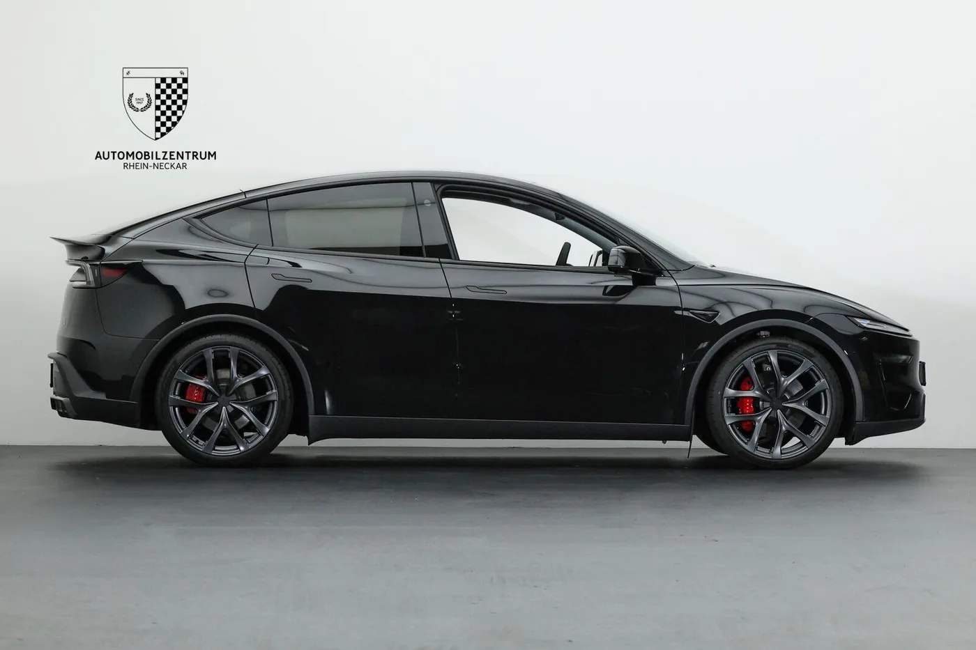 2025 Tesla Model Y Performance angeboten von einem Supersportwagenhändler in Viernheim, Deutschland, Foto 8 von 25