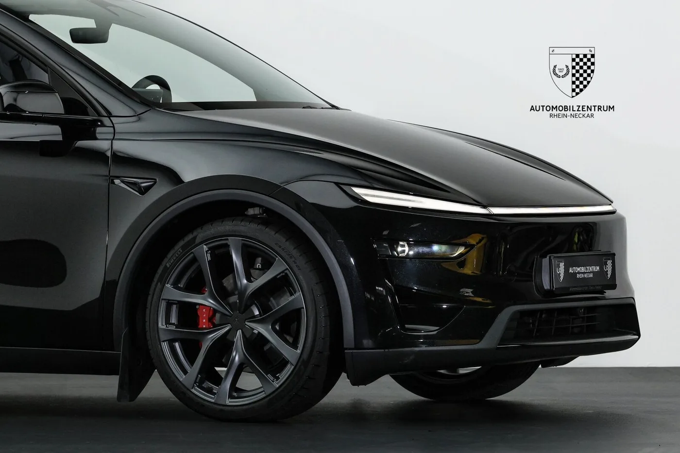 2025 Tesla Model Y Performance angeboten von einem Supersportwagenhändler in Viernheim, Deutschland, Foto 9 von 25