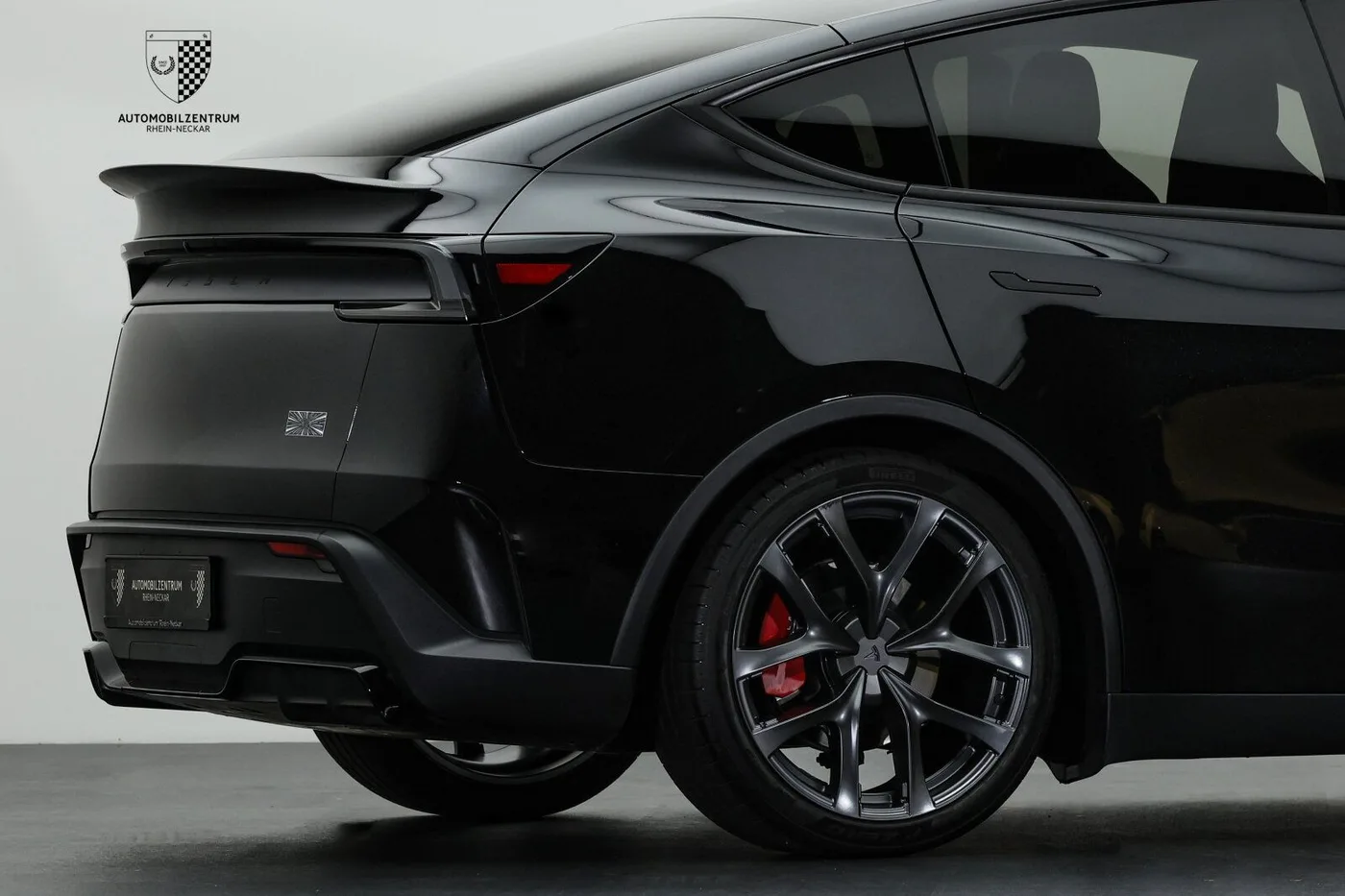 2025 Tesla Model Y Performance angeboten von einem Supersportwagenhändler in Viernheim, Deutschland, Foto 10 von 25