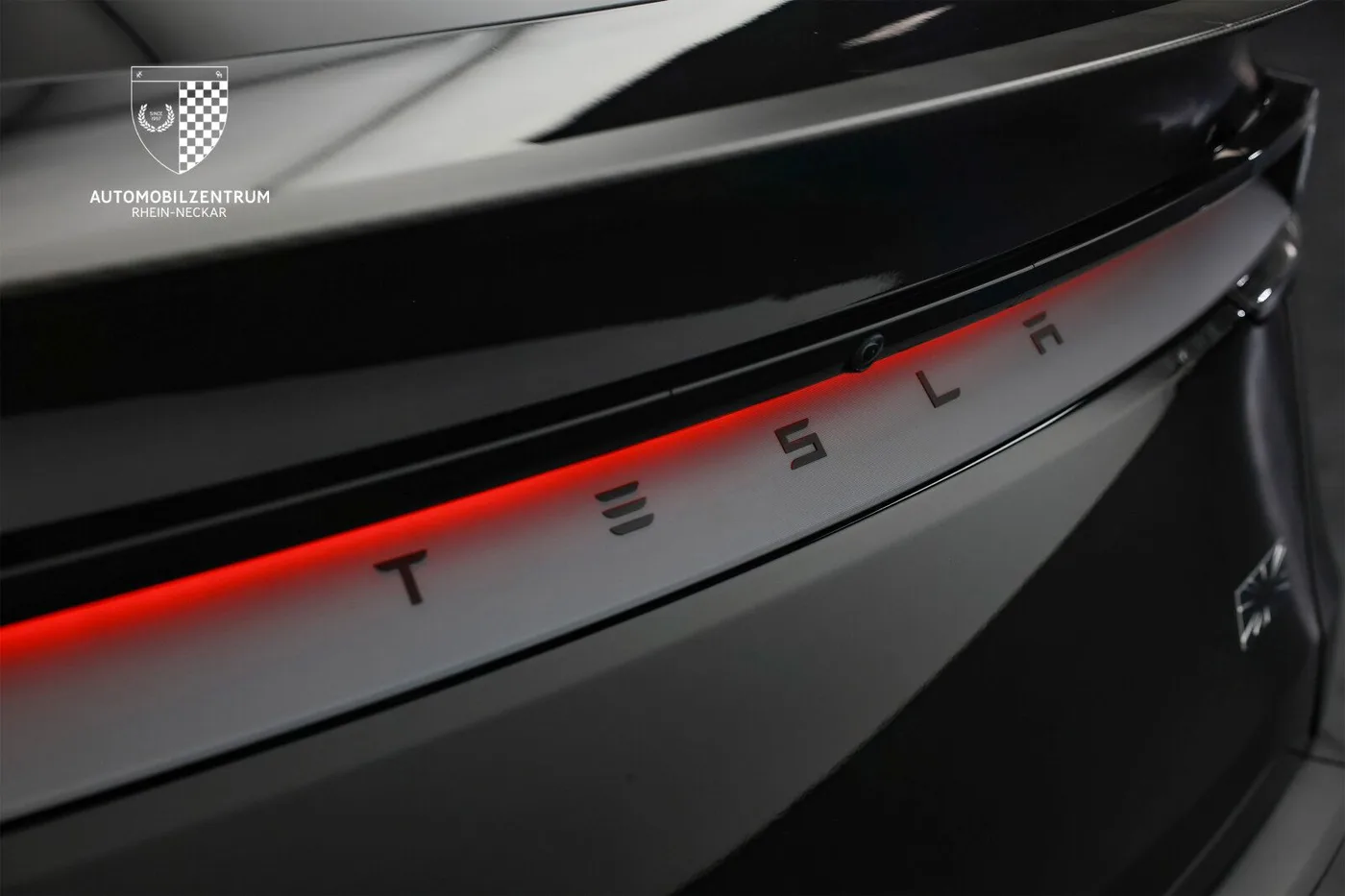 2025 Tesla Model Y Performance angeboten von einem Supersportwagenhändler in Viernheim, Deutschland, Foto 12 von 25