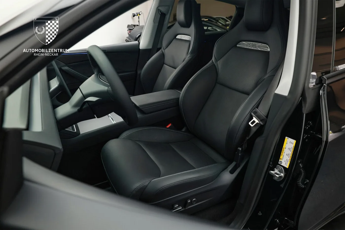 2025 Tesla Model Y Performance angeboten von einem Supersportwagenhändler in Viernheim, Deutschland, Foto 15 von 25
