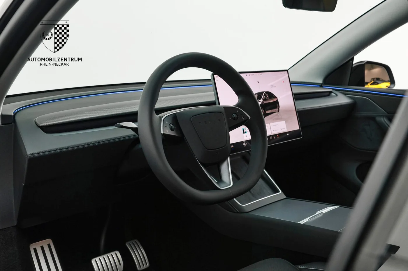 2025 Tesla Model Y Performance angeboten von einem Supersportwagenhändler in Viernheim, Deutschland, Foto 18 von 25