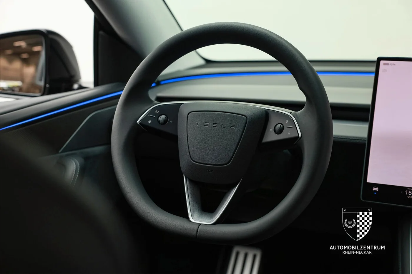 2025 Tesla Model Y Performance angeboten von einem Supersportwagenhändler in Viernheim, Deutschland, Foto 19 von 25