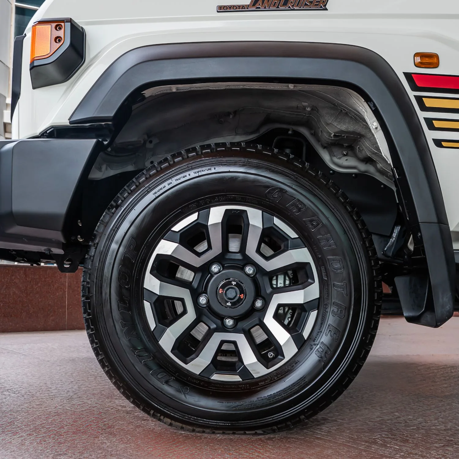 2025 Toyota Land Cruiser 70 Lc 78 40th Anniversary 4.0l At angeboten von einem Fachhändler in Dubai, Vereinigte Arabische Emirate, Foto 6 von 27