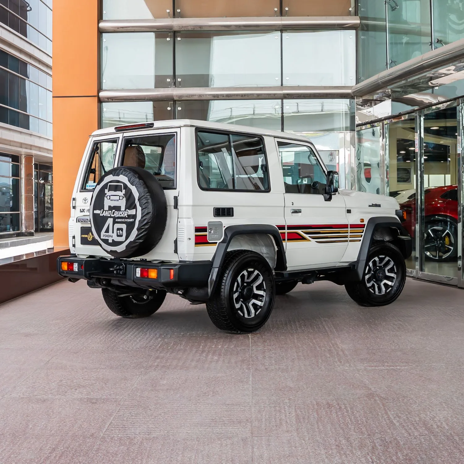 2025 Toyota Land Cruiser 70 Lc 78 40th Anniversary 4.0l At angeboten von einem Fachhändler in Dubai, Vereinigte Arabische Emirate, Foto 7 von 27