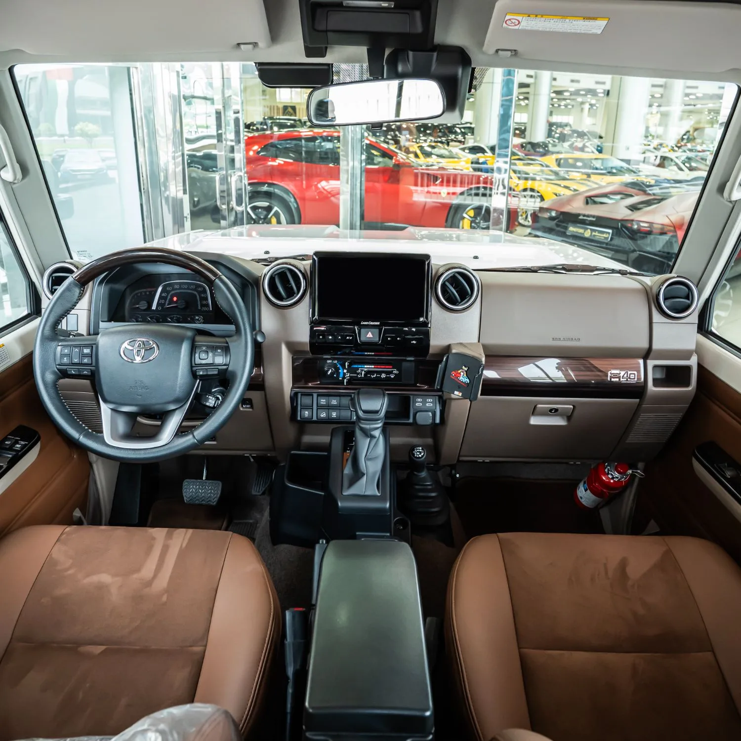 2025 Toyota Land Cruiser 70 Lc 78 40th Anniversary 4.0l At angeboten von einem Fachhändler in Dubai, Vereinigte Arabische Emirate, Foto 26 von 27