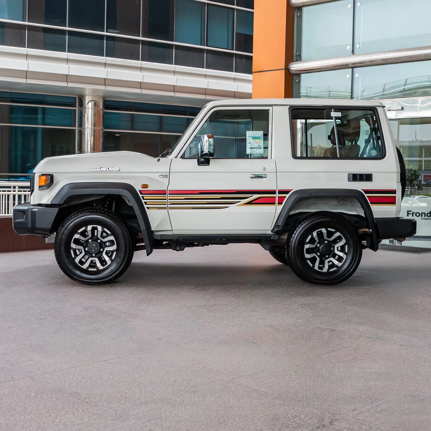 2025 Toyota Land Cruiser 70 Lc 78 40th Anniversary 4.0l At angeboten von einem Fachhändler in Dubai, Vereinigte Arabische Emirate, Foto 27 von 27