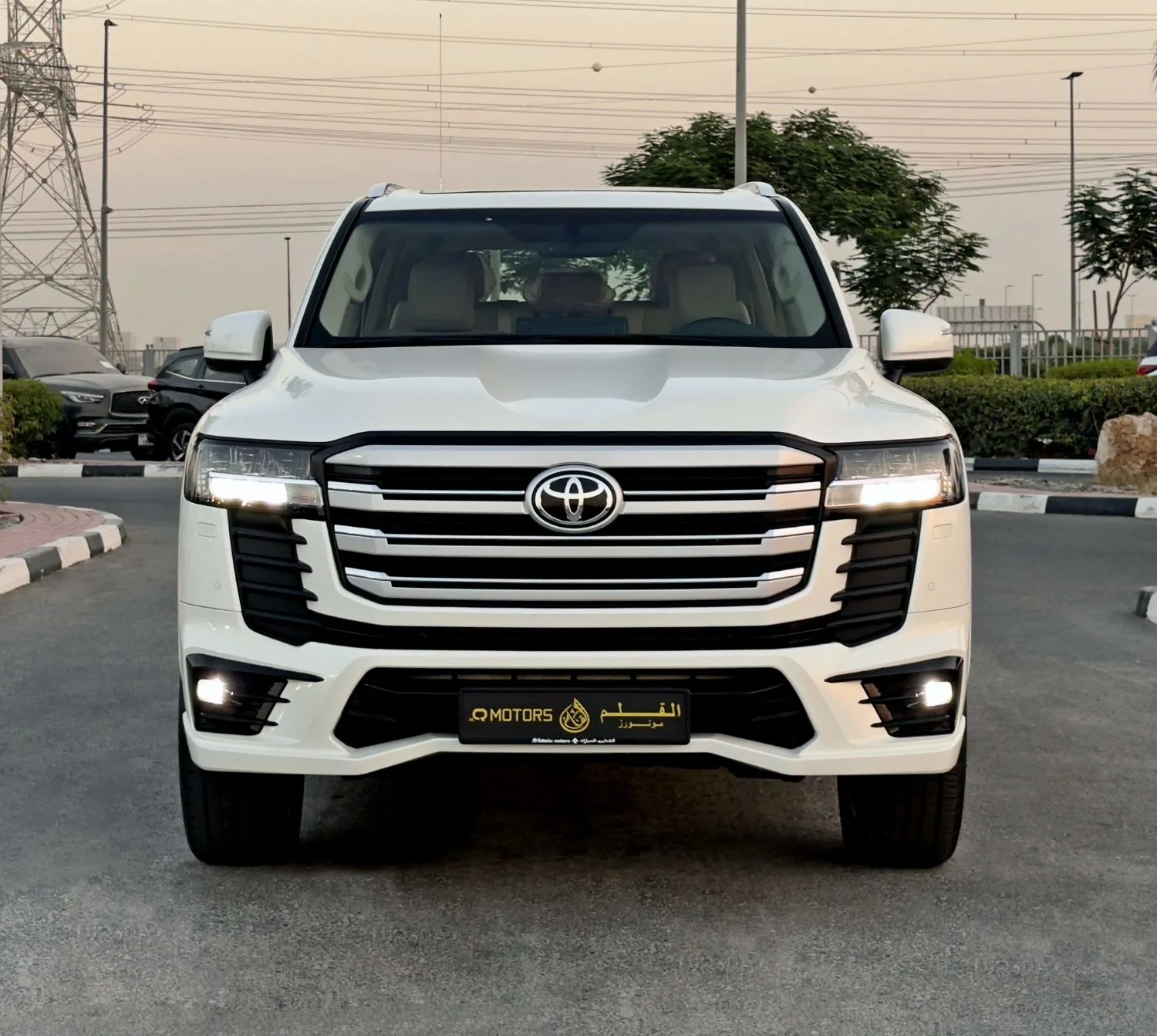 2025 Toyota Land Cruiser GXR proposée par un concessionnaire spécialisé à Dubai, Émirats arabes unis, photo 2 sur 13