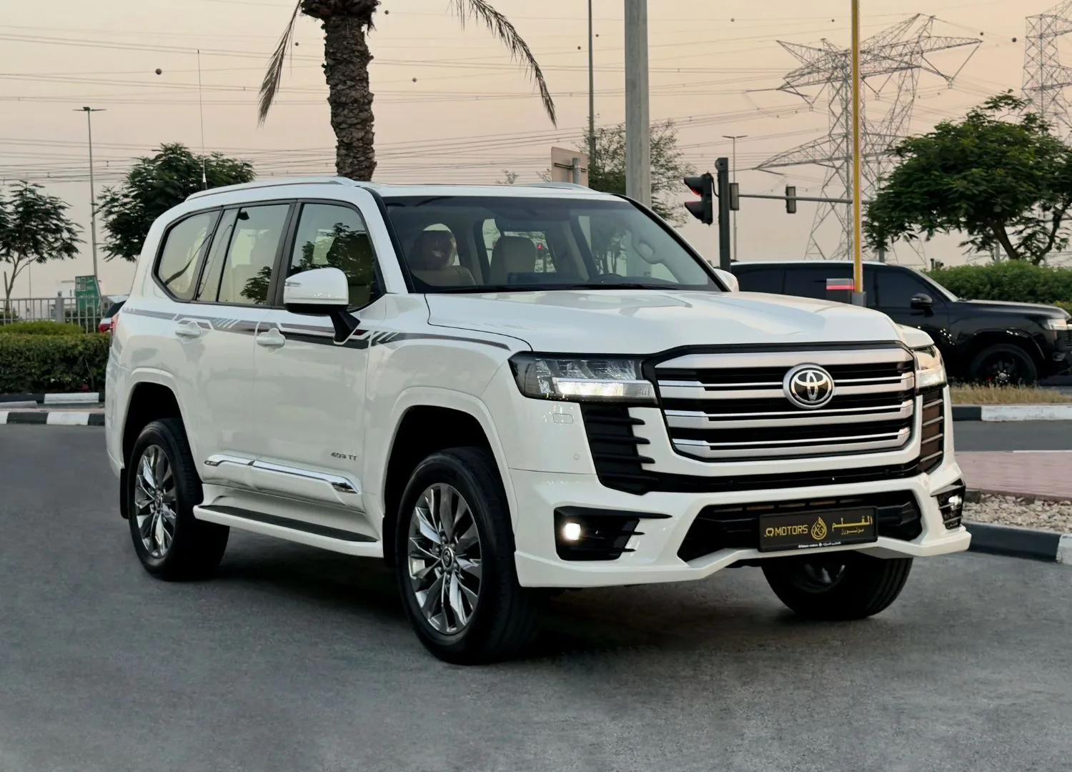 2025 Toyota Land Cruiser GXR proposée par un concessionnaire spécialisé à Dubai, Émirats arabes unis, photo 3 sur 13