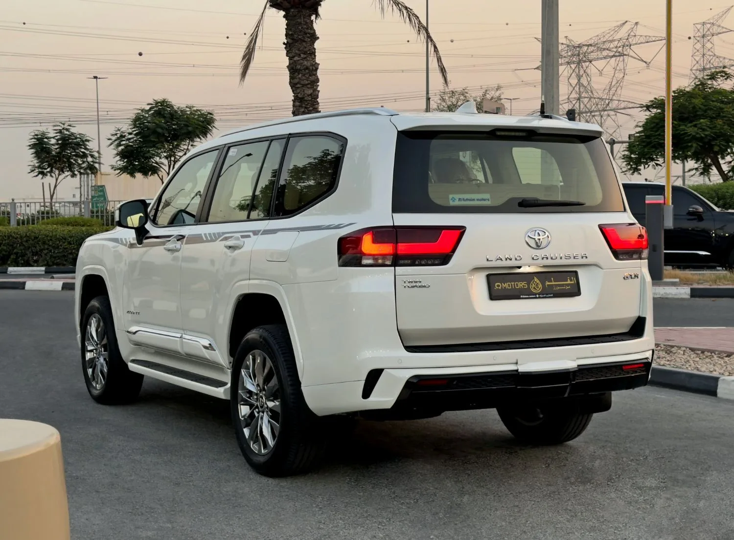 2025 Toyota Land Cruiser GXR proposée par un concessionnaire spécialisé à Dubai, Émirats arabes unis, photo 5 sur 13