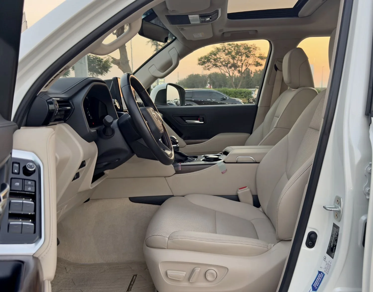 2025 Toyota Land Cruiser GXR proposée par un concessionnaire spécialisé à Dubai, Émirats arabes unis, photo 9 sur 13
