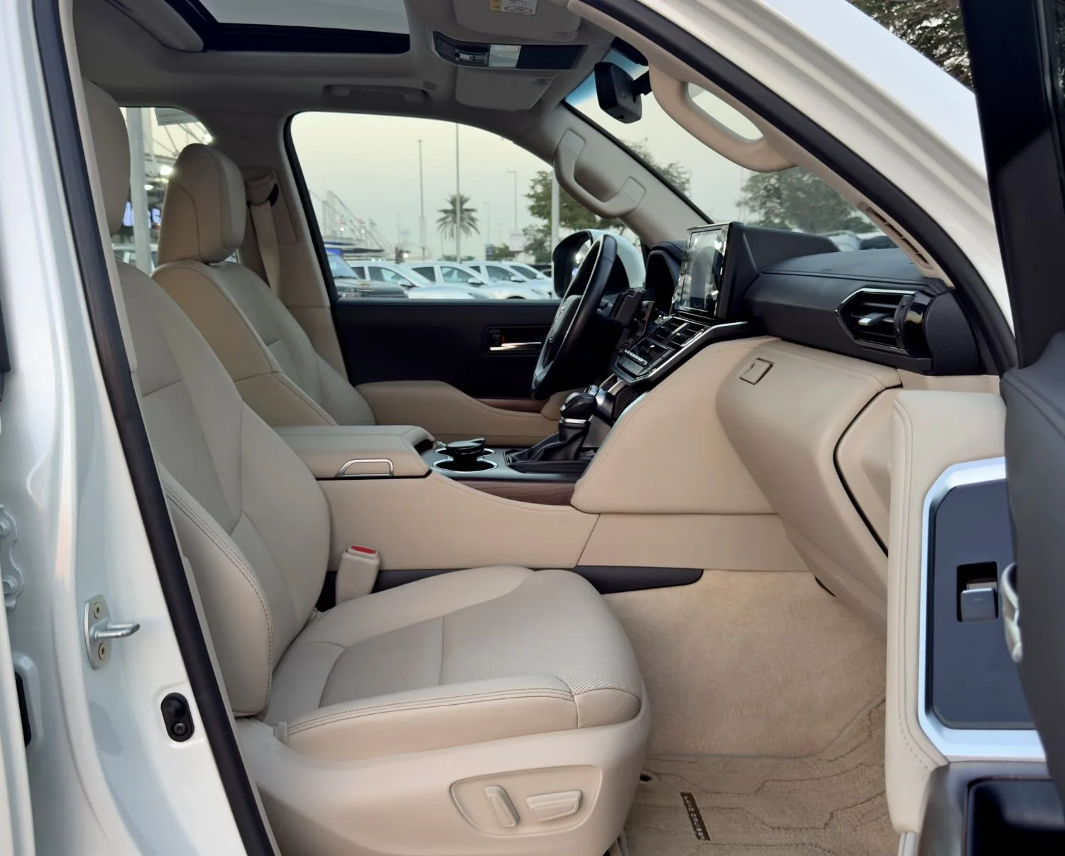 2025 Toyota Land Cruiser GXR proposée par un concessionnaire spécialisé à Dubai, Émirats arabes unis, photo 11 sur 13