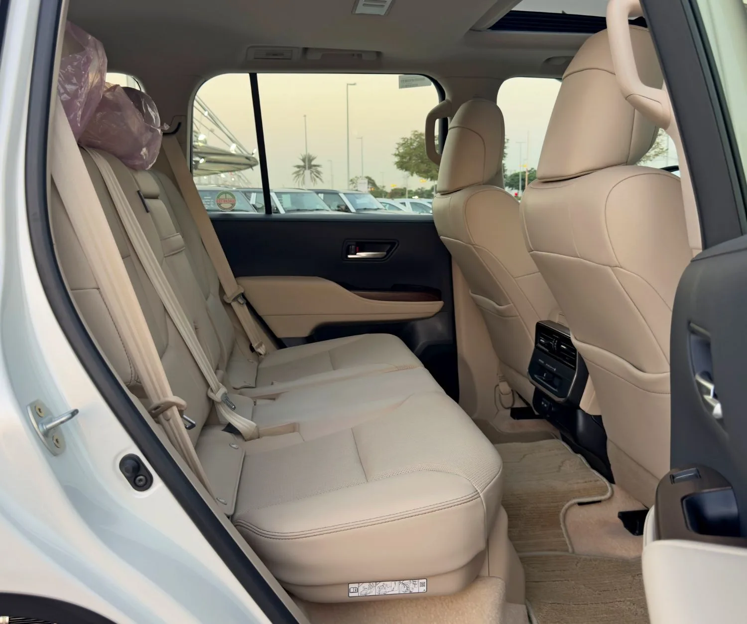 2025 Toyota Land Cruiser GXR proposée par un concessionnaire spécialisé à Dubai, Émirats arabes unis, photo 12 sur 13