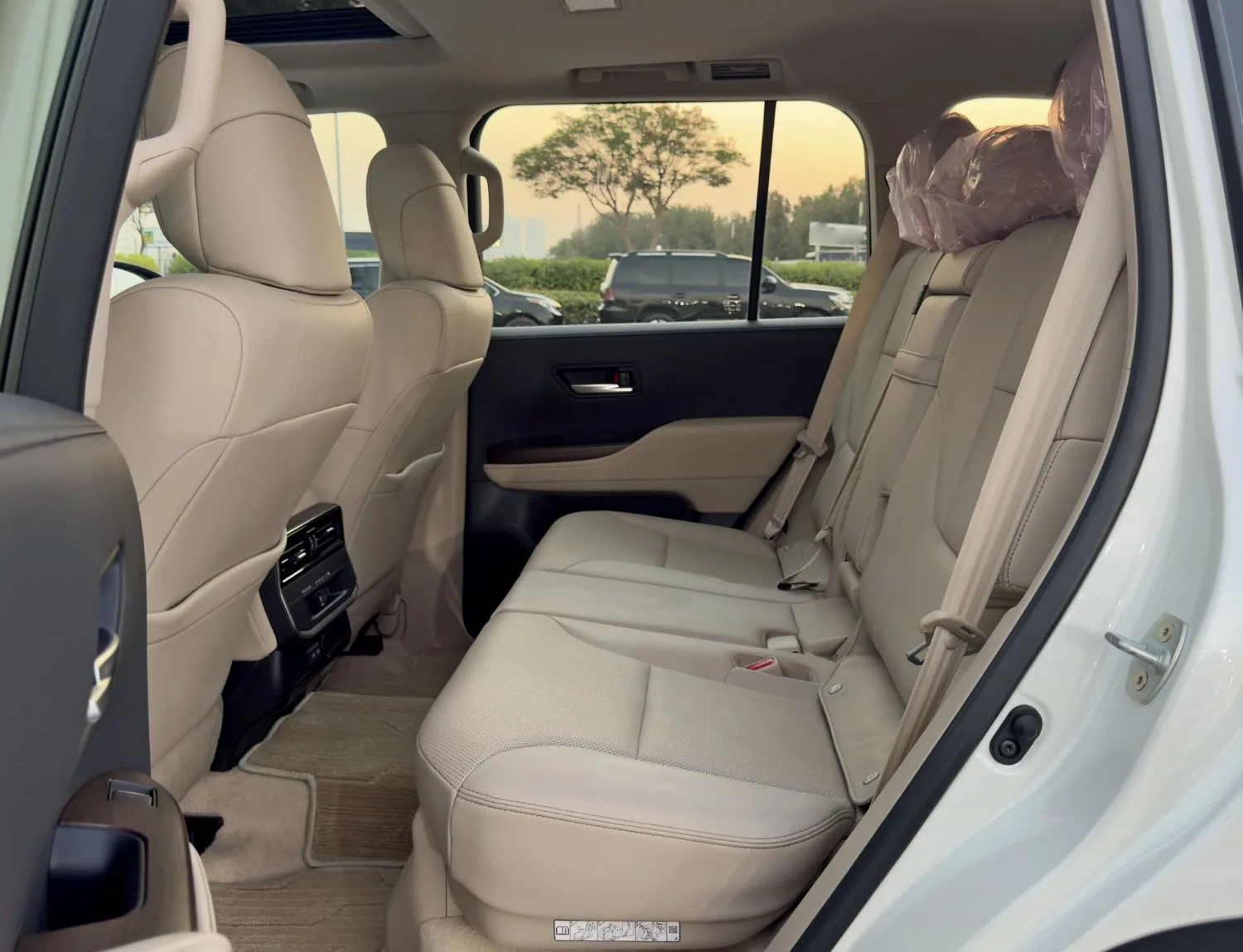 2025 Toyota Land Cruiser GXR proposée par un concessionnaire spécialisé à Dubai, Émirats arabes unis, photo 13 sur 13