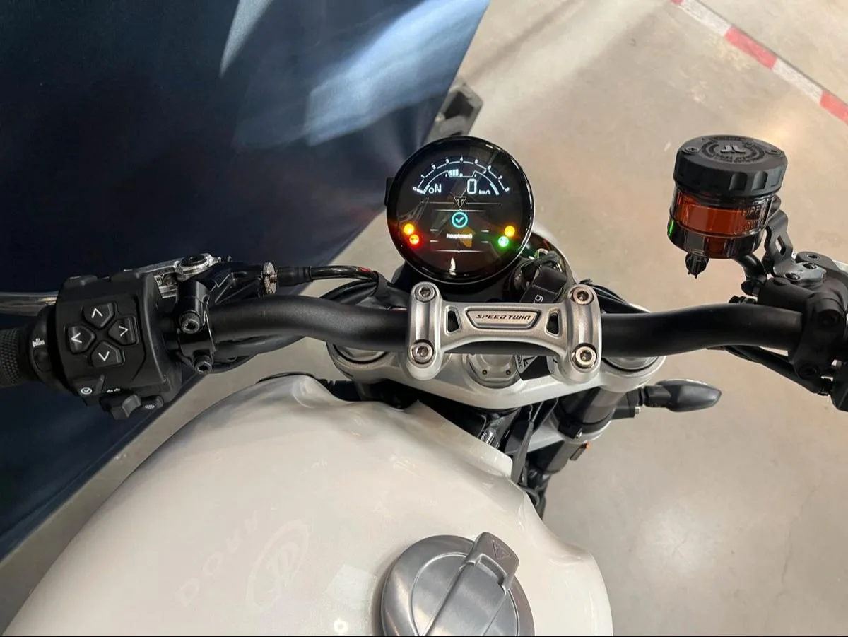 2025 Triumph Speed Twin 1200, 8/11