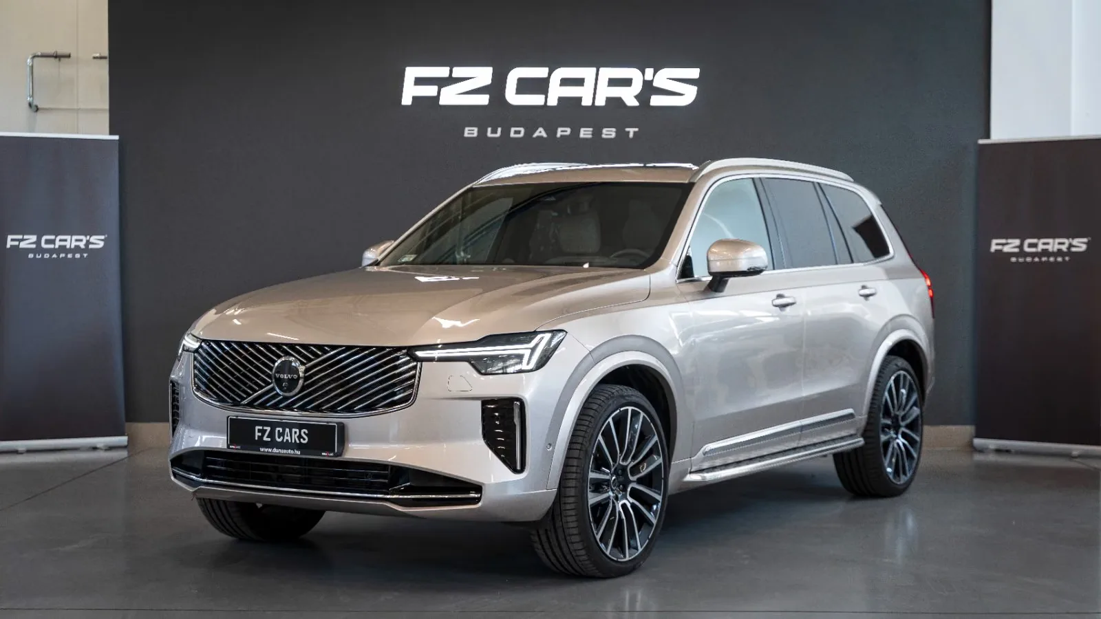 2025 Volvo XC90 T8 AWD Ultra Bright angeboten von einem Fachhändler in Budapest, Ungarn, Hauptfoto