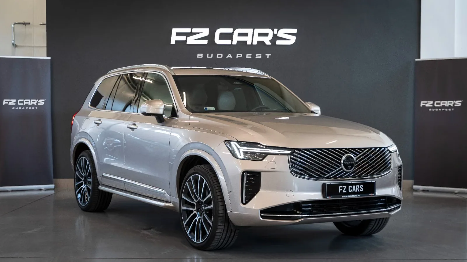 2025 Volvo XC90 T8 AWD Ultra Bright, 2/14
