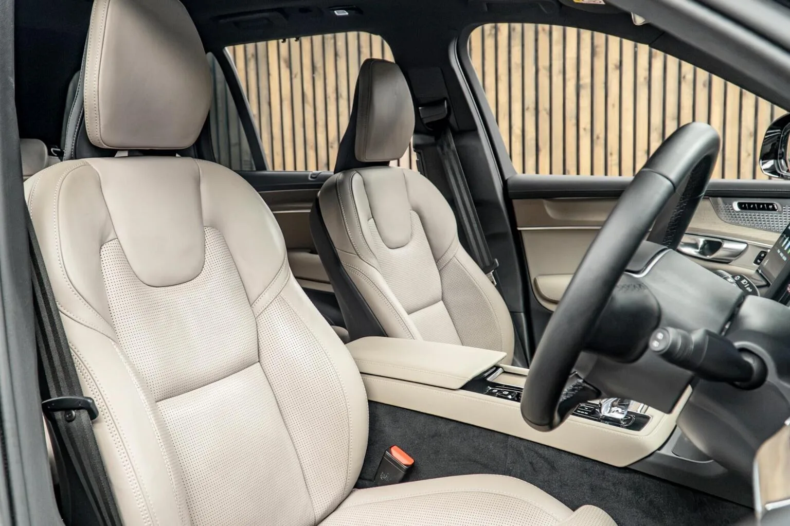 2025 Volvo XC90 T8 Ultra Dark, 2/30