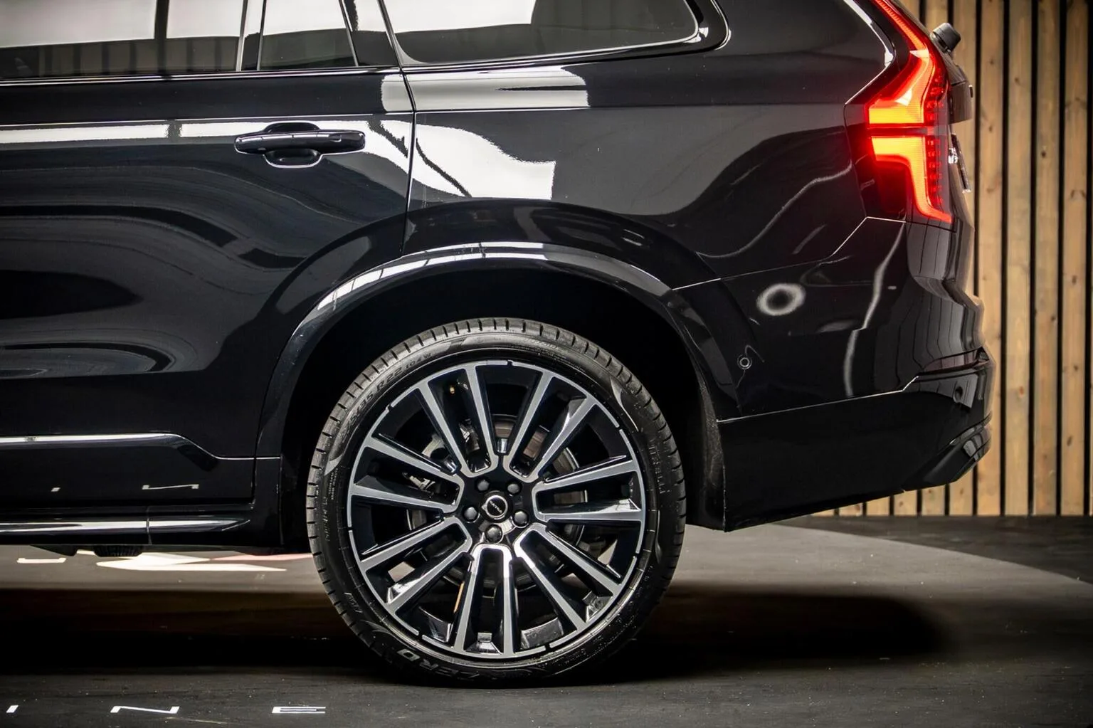 2025 Volvo XC90 T8 Ultra Dark, 17/30