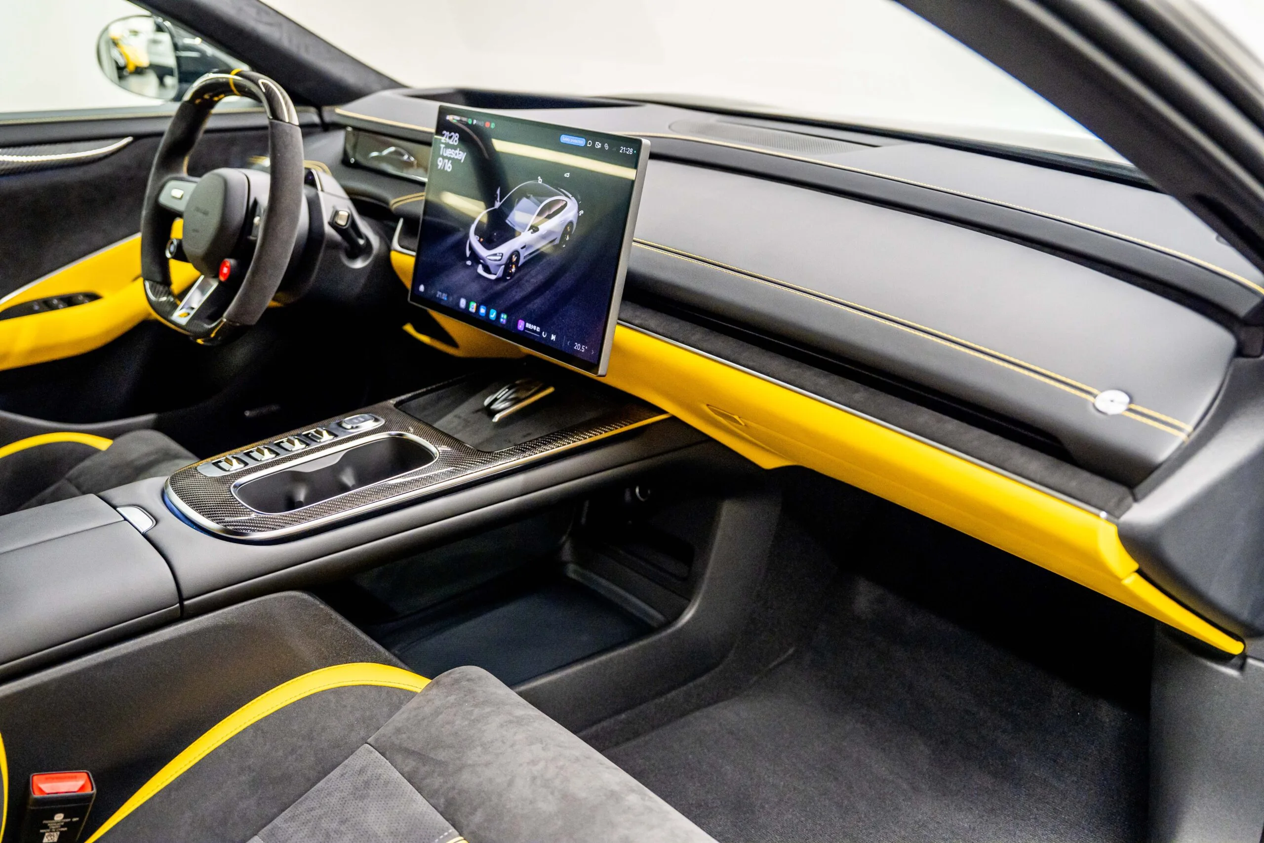 2025 Xiaomi SU7 Ultra, 13/18