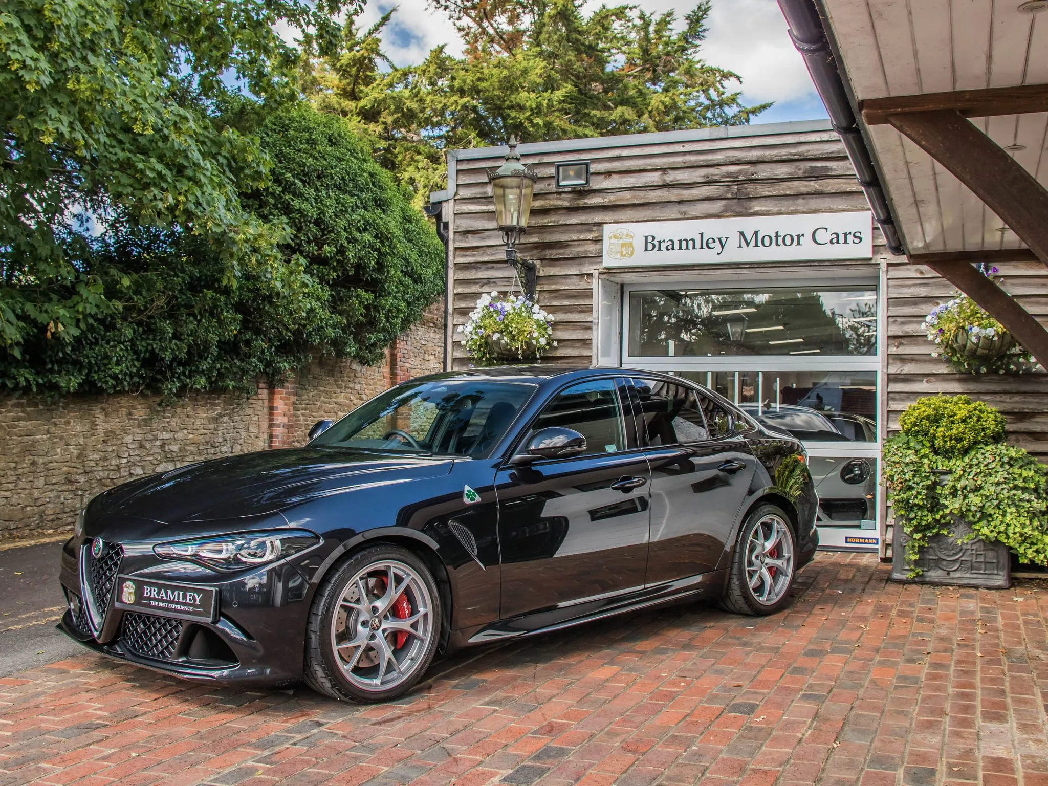 2026 Alfa Romeo Giulia Quadrifoglio angeboten von einem Fachhändler in Bramley, Vereinigtes Königreich, Hauptfoto
