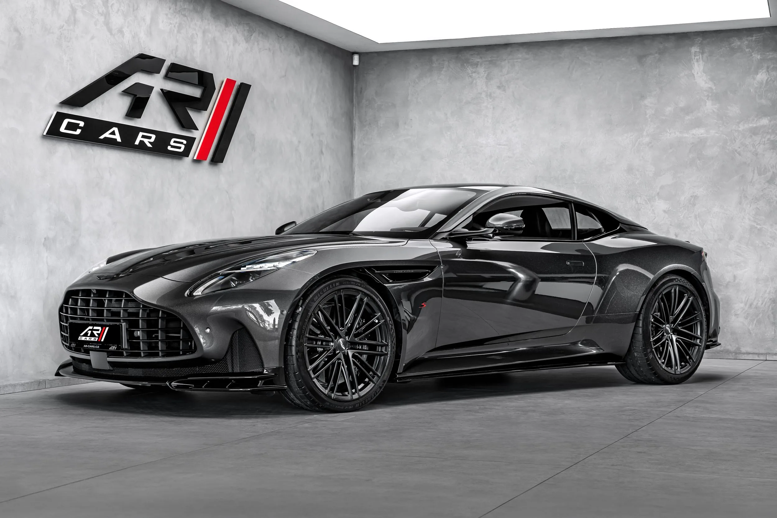 2026 Aston Martin DB12 S proposée par un concessionnaire spécialisé à Ostrava, Tchéquie, photo principale