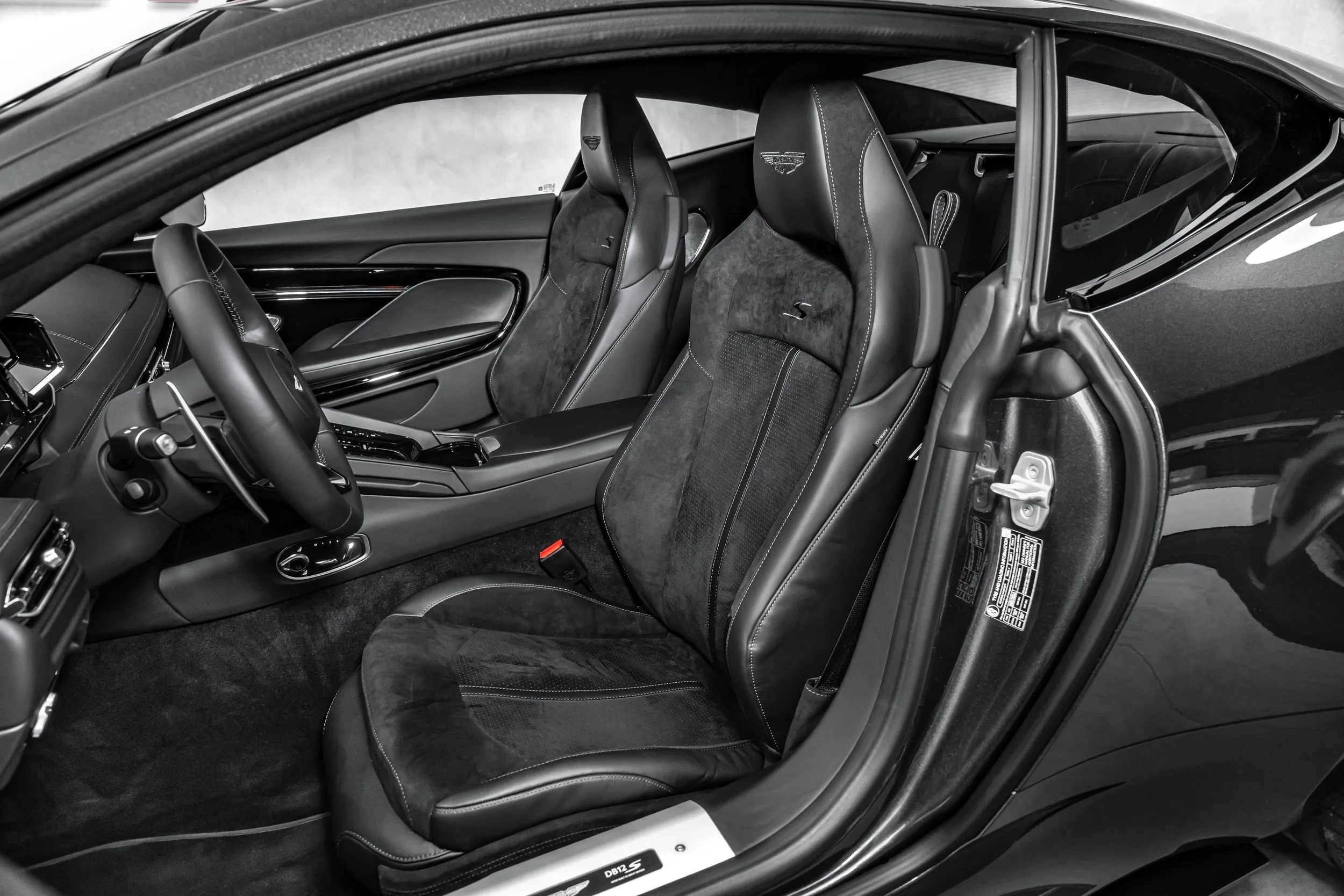 2026 Aston Martin DB12 S, 18/25