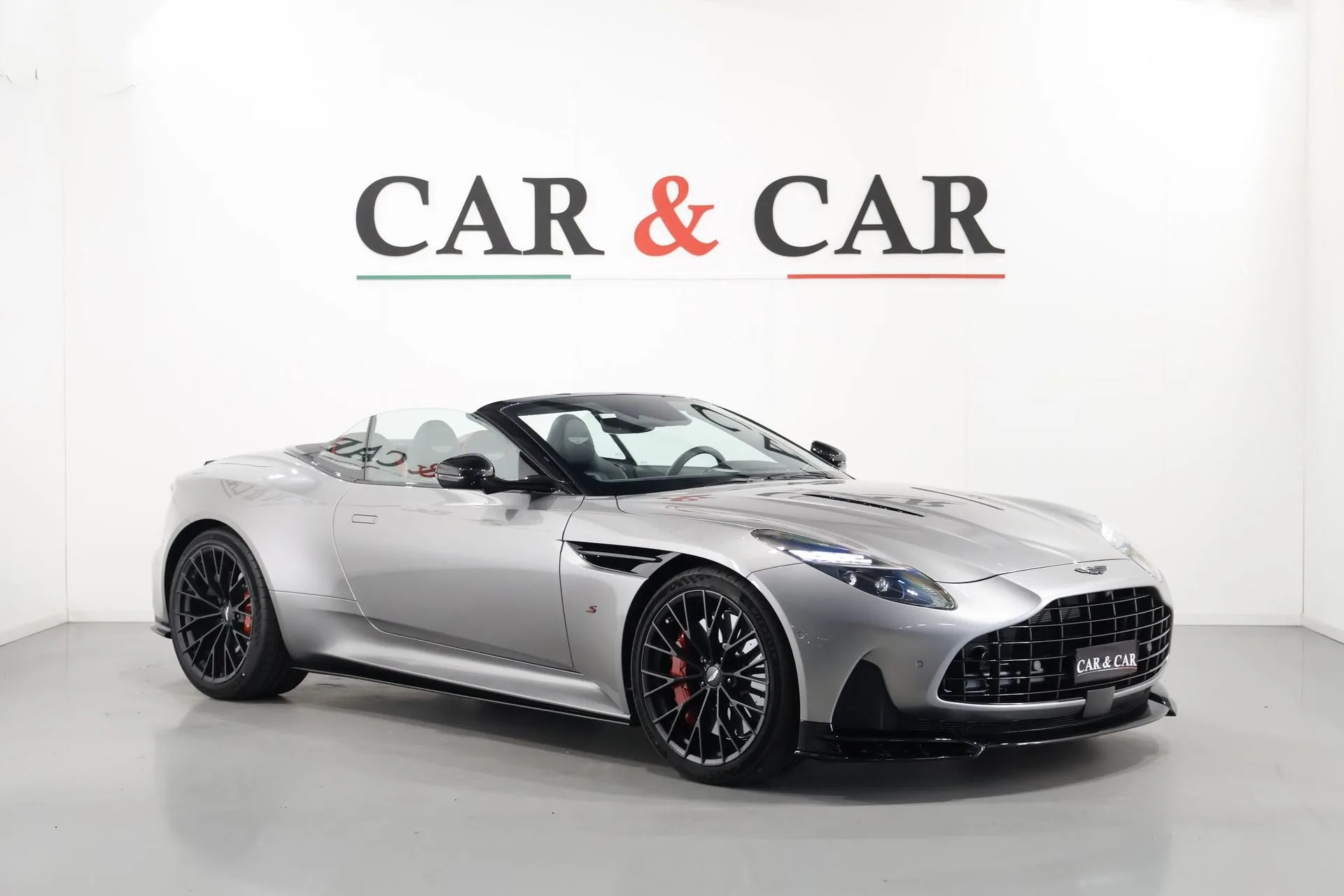 2026 Aston Martin DB12 S Volante angeboten von einem Fachhändler in Zibido San Giacomo, Italien, Hauptfoto