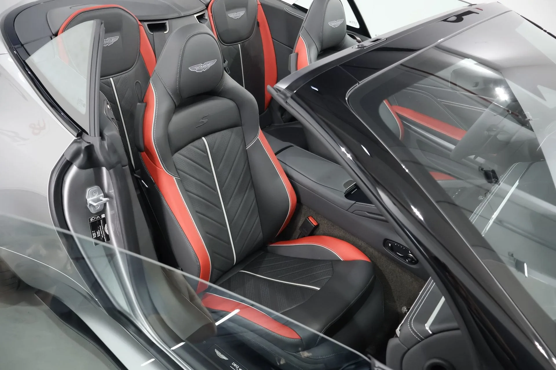 2026 Aston Martin DB12 S Volante, 11/29
