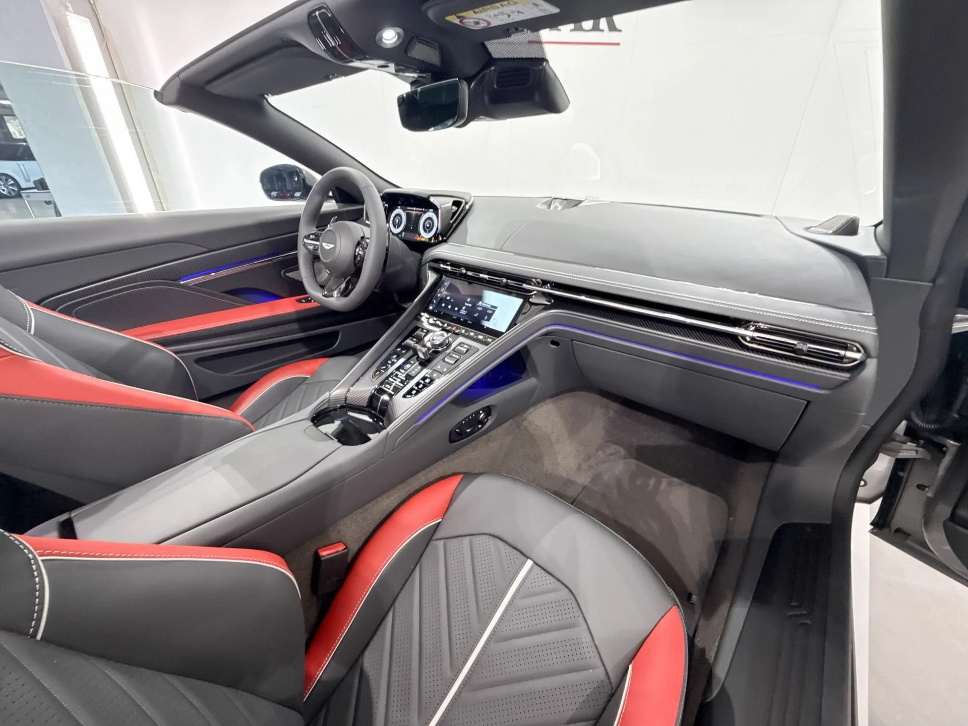2026 Aston Martin DB12 S Volante, 25/29