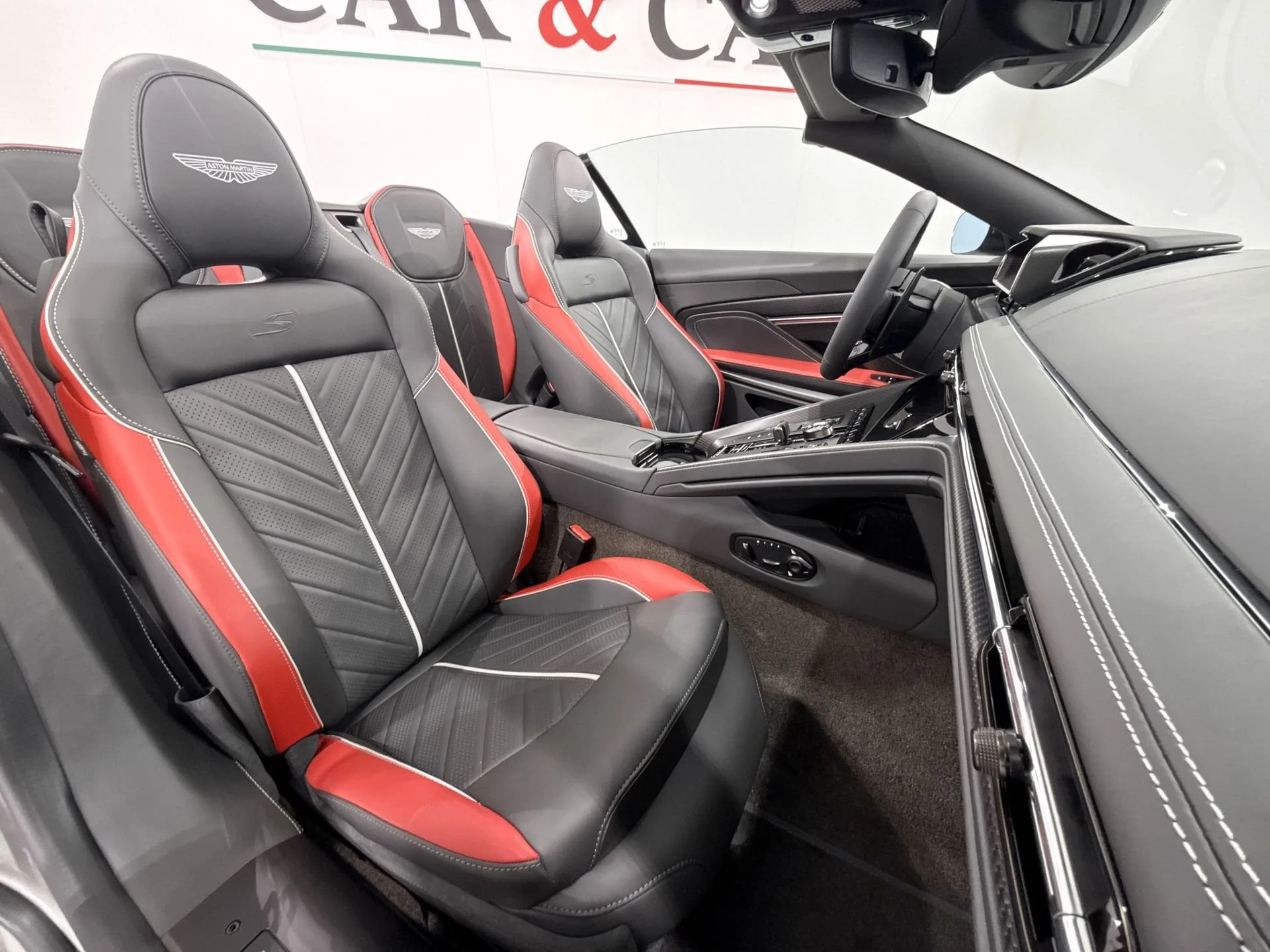 2026 Aston Martin DB12 S Volante, 27/29