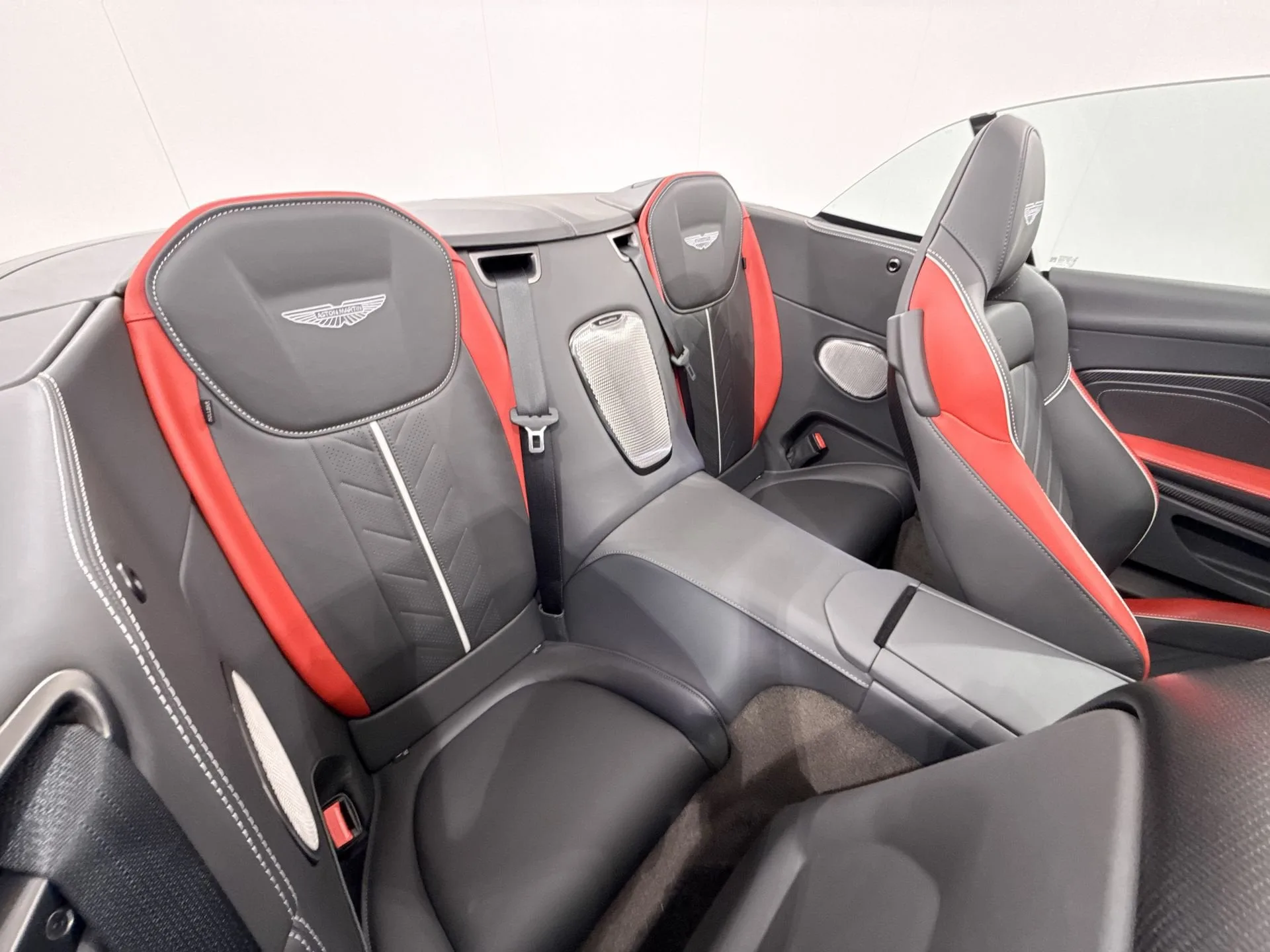 2026 Aston Martin DB12 S Volante, 28/29