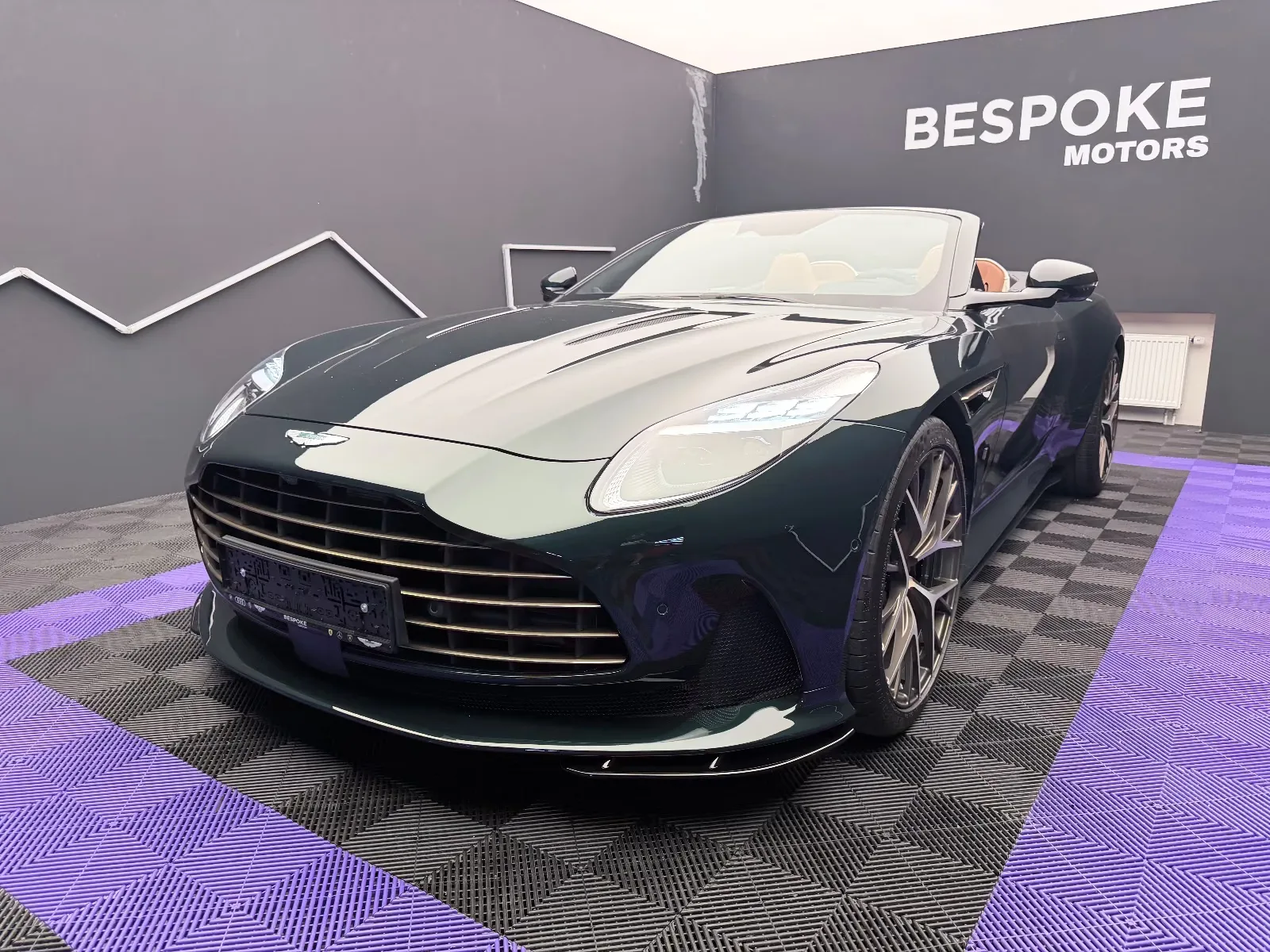 2026 Aston Martin DB12 Volante 60th Anniversary Edition proposée par un concessionnaire spécialisé à Bratislava, Slovaquie, photo principale