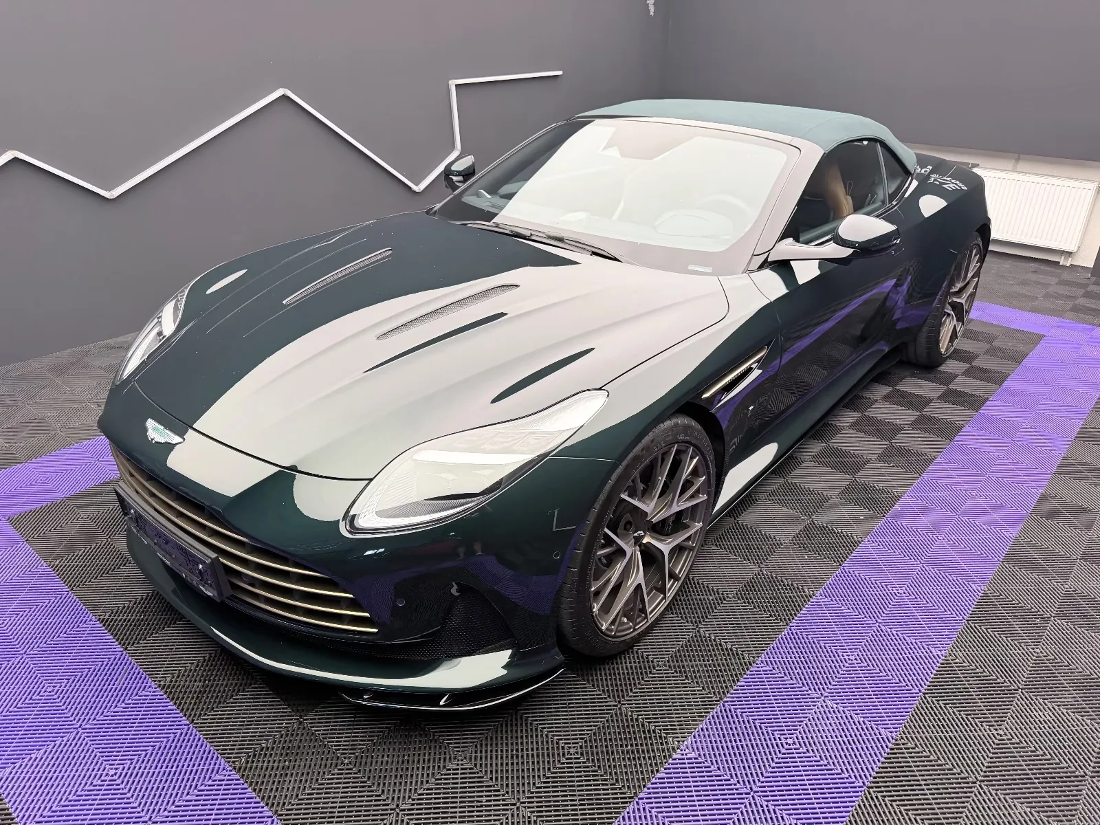 2026 Aston Martin DB12 Volante 60th Anniversary Edition, 3/30