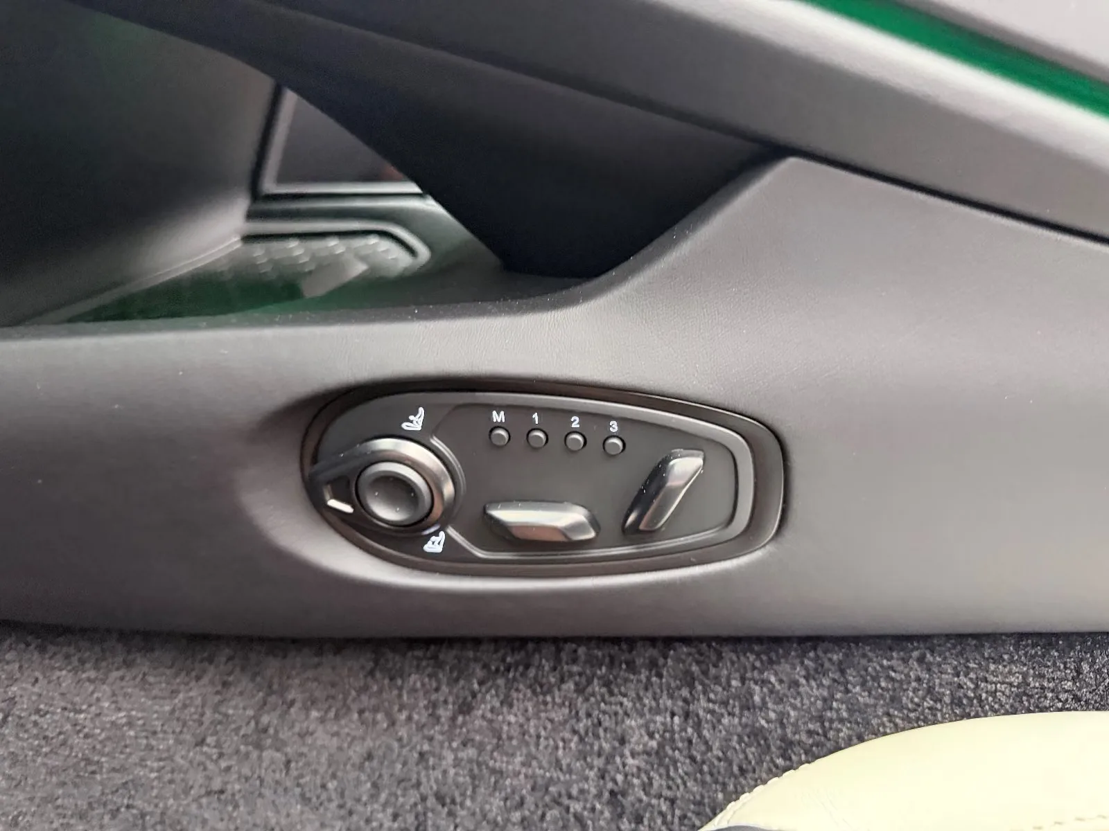 2026 Aston Martin DB12 Volante 60th Anniversary Edition, 14/30