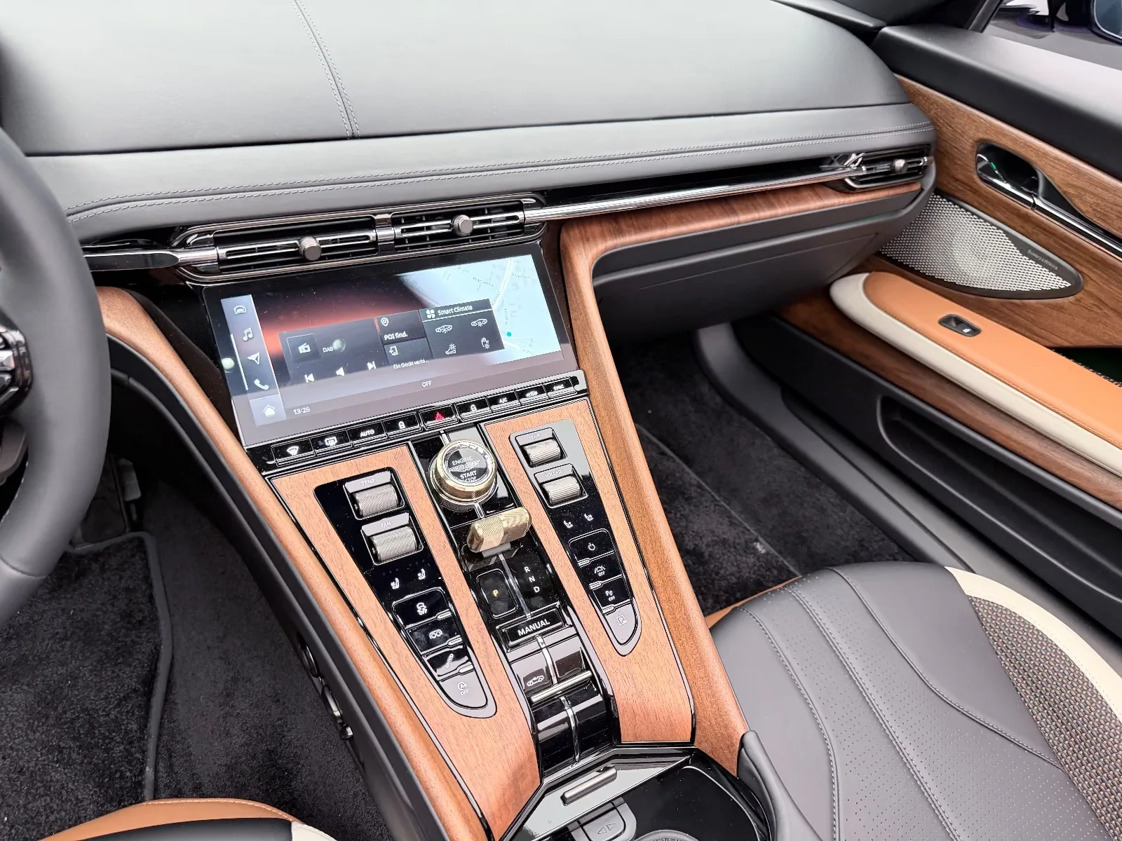2026 Aston Martin DB12 Volante 60th Anniversary Edition, 18/30