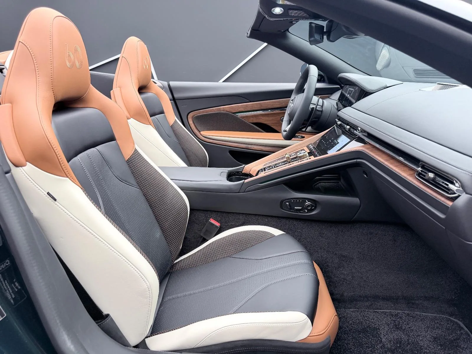 2026 Aston Martin DB12 Volante 60th Anniversary Edition, 19/30