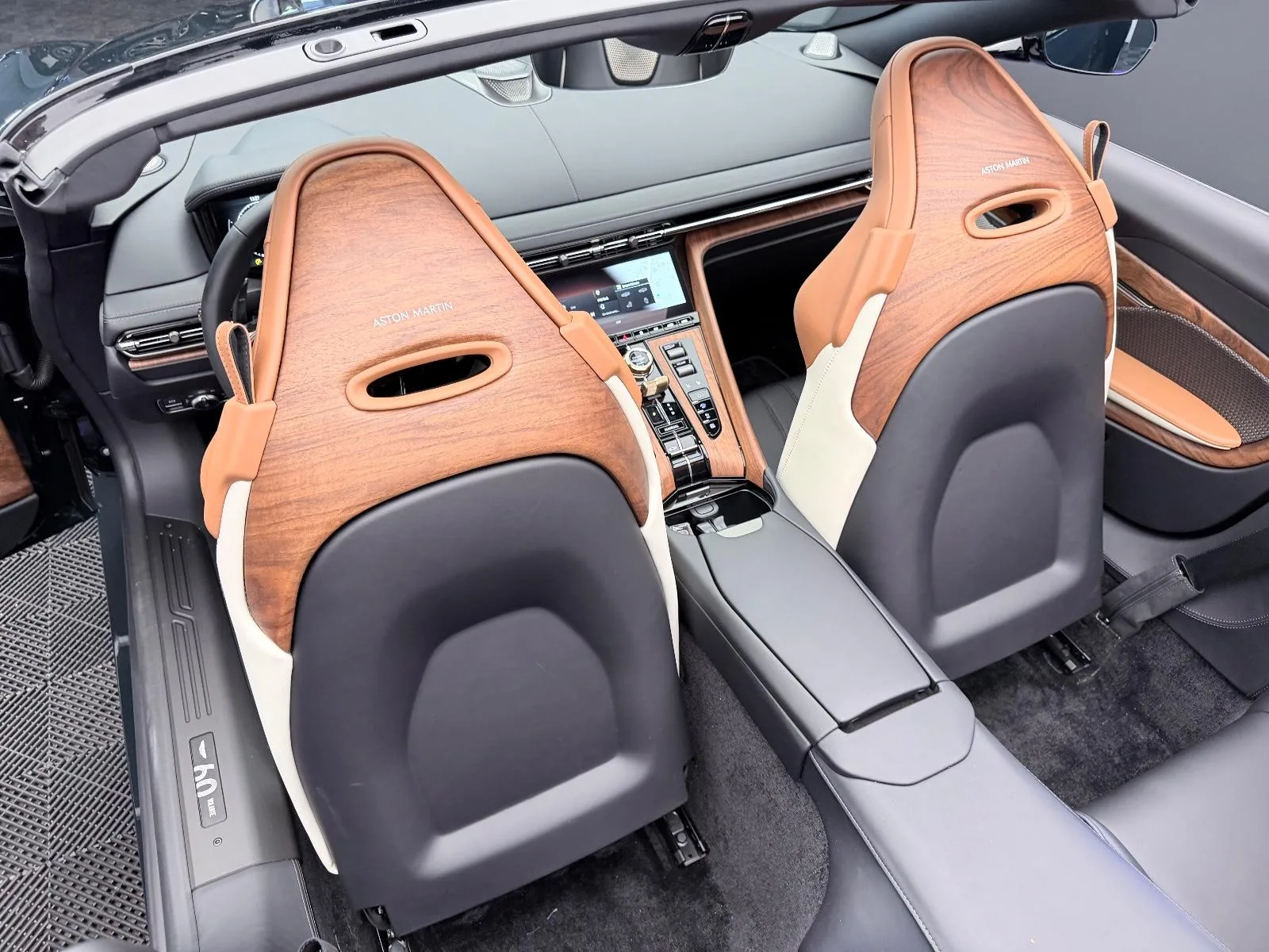 2026 Aston Martin DB12 Volante 60th Anniversary Edition, 22/30