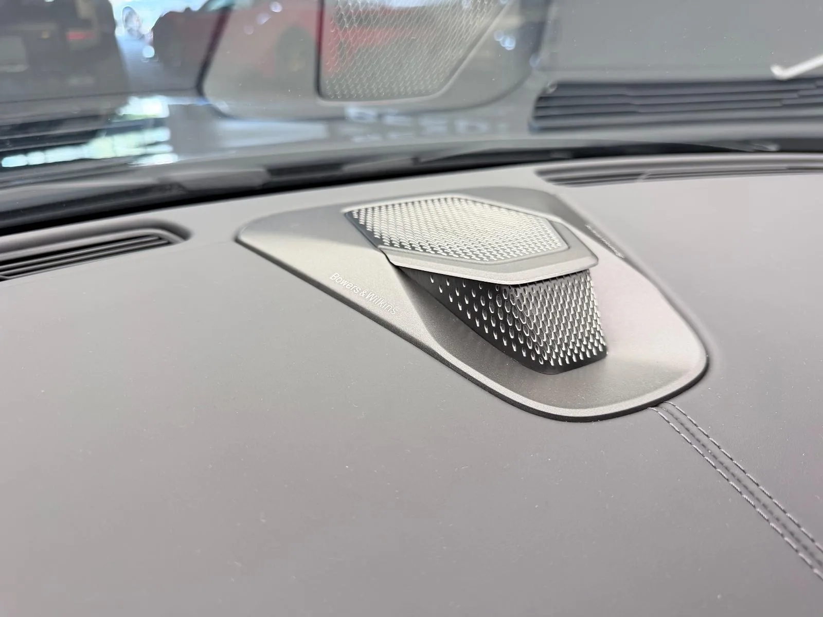 2026 Aston Martin DB12 Volante 60th Anniversary Edition, 28/30