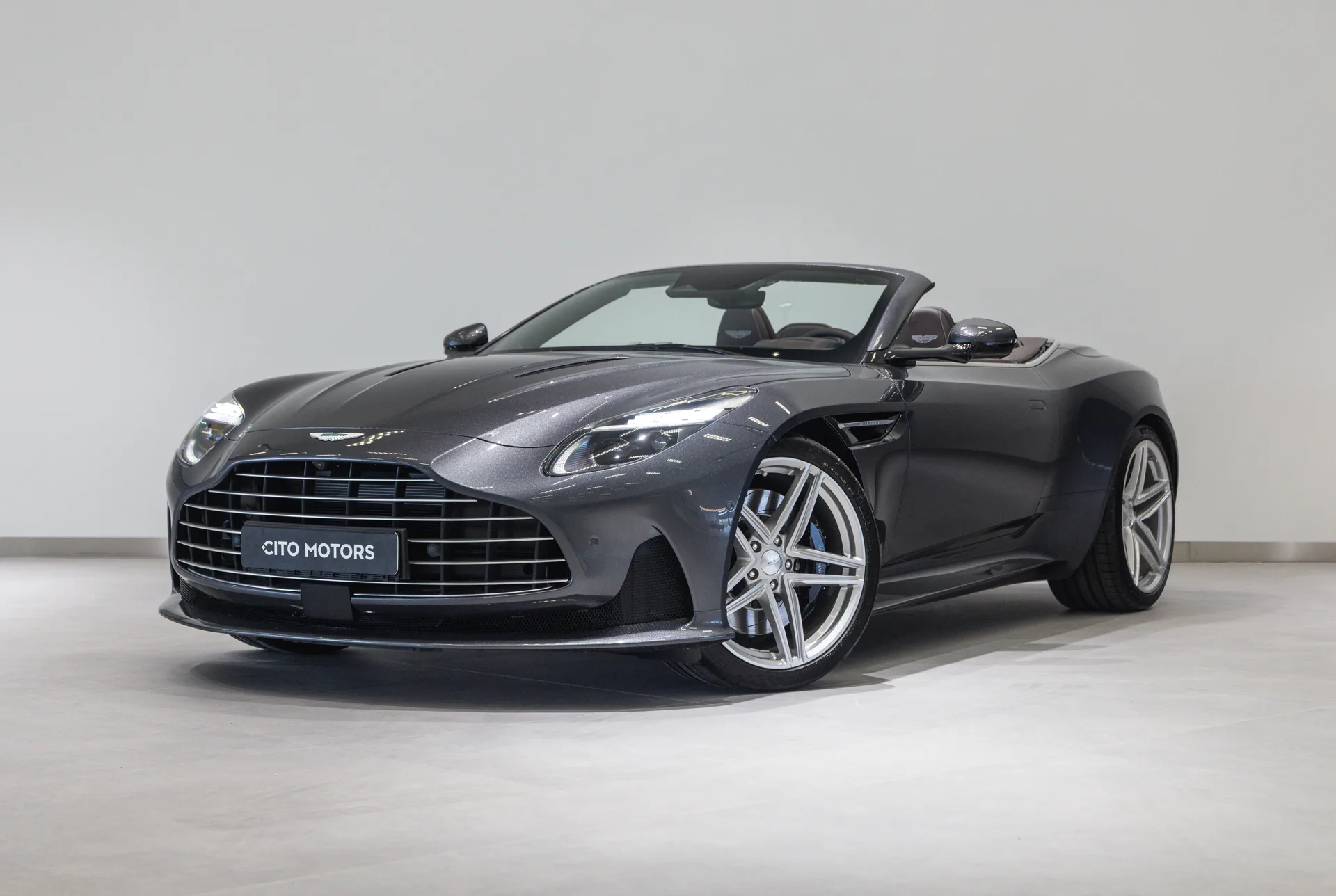 2026 Aston Martin DB12 Volante proposée par un concessionnaire spécialisé à Eindhoven, Pays-Bas, photo principale