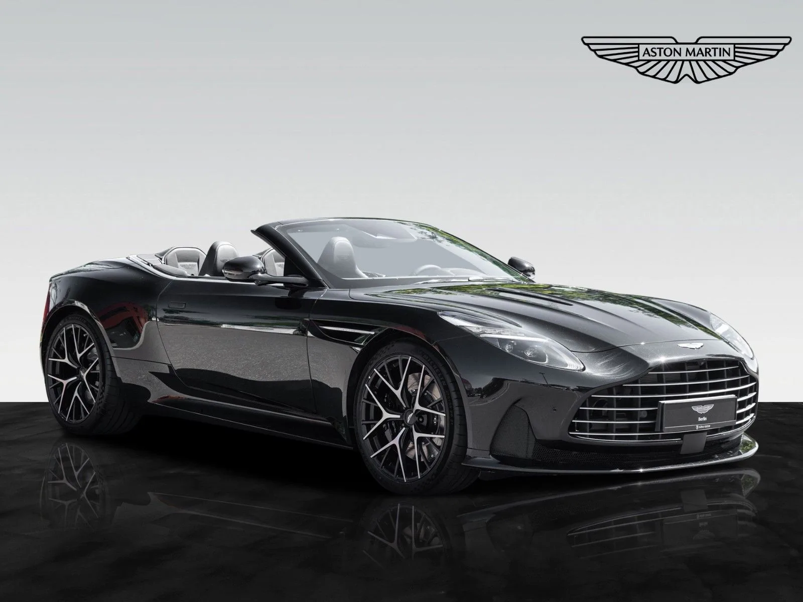 2026 Aston Martin DB12 Volante proposée par un concessionnaire agréé à Berlin, Allemagne, photo principale