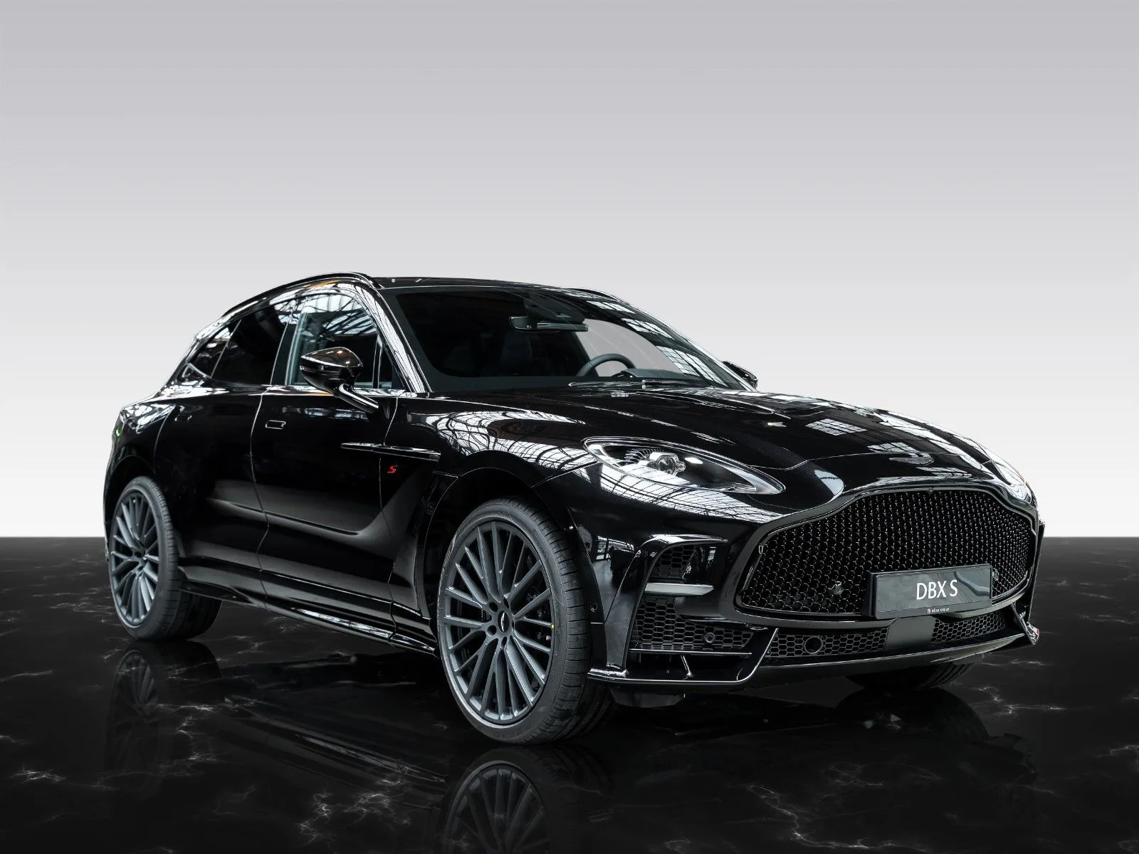 2026 Aston Martin DBX S proposée par un concessionnaire agréé à Berlin, Allemagne, photo principale