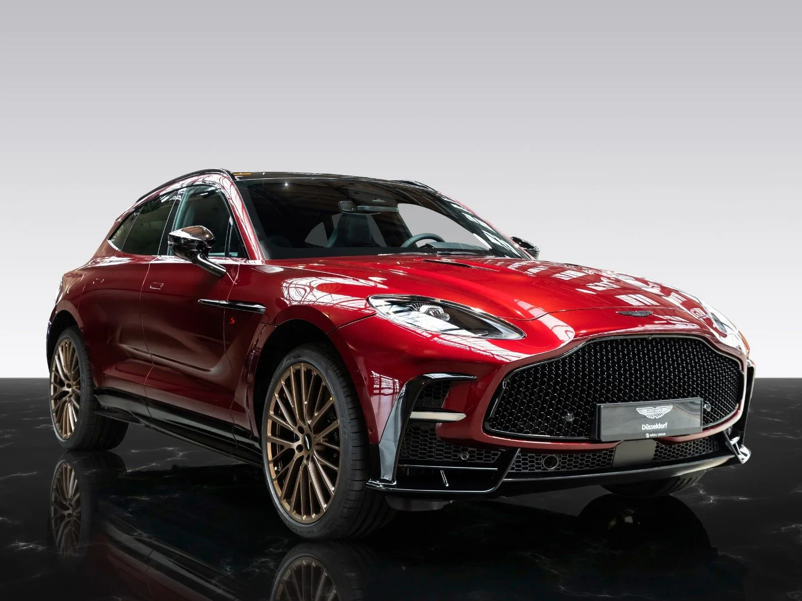 2026 Aston Martin DBX S proposée par un concessionnaire agréé à Düsseldorf, Allemagne, photo principale