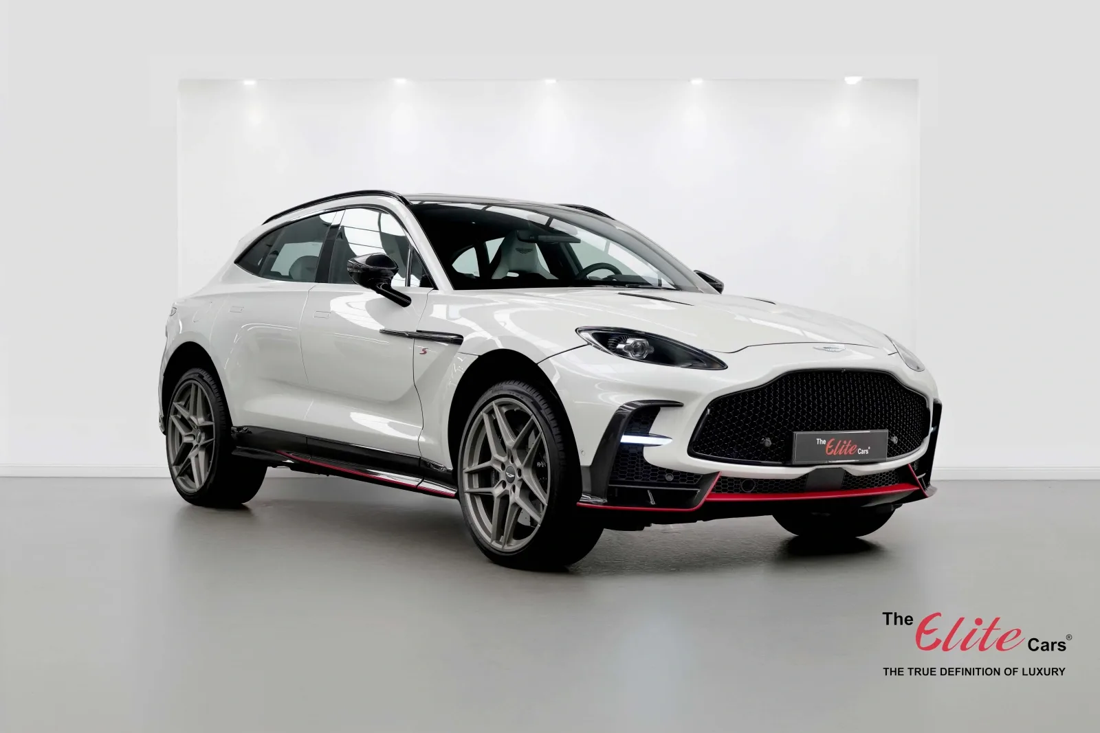 2026 Aston Martin DBX S angeboten von einem Fachhändler in Dubai, Vereinigte Arabische Emirate, Hauptfoto