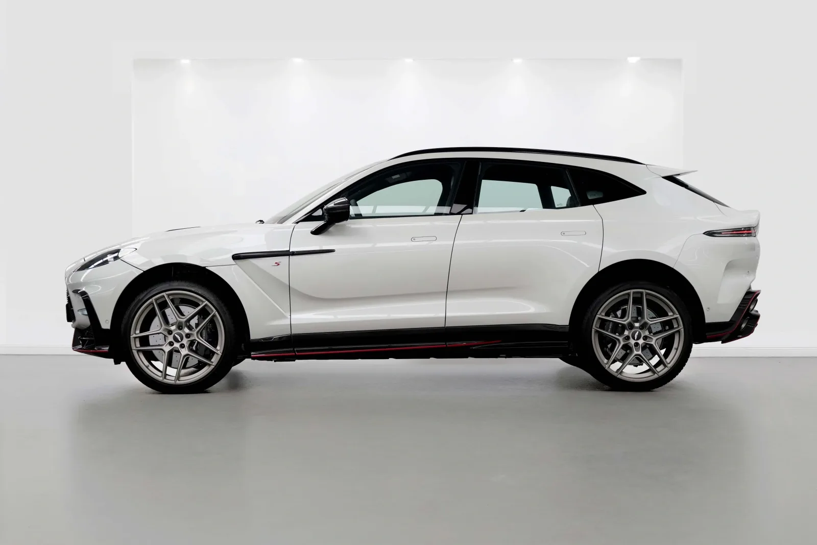 2026 Aston Martin DBX S, 2/17