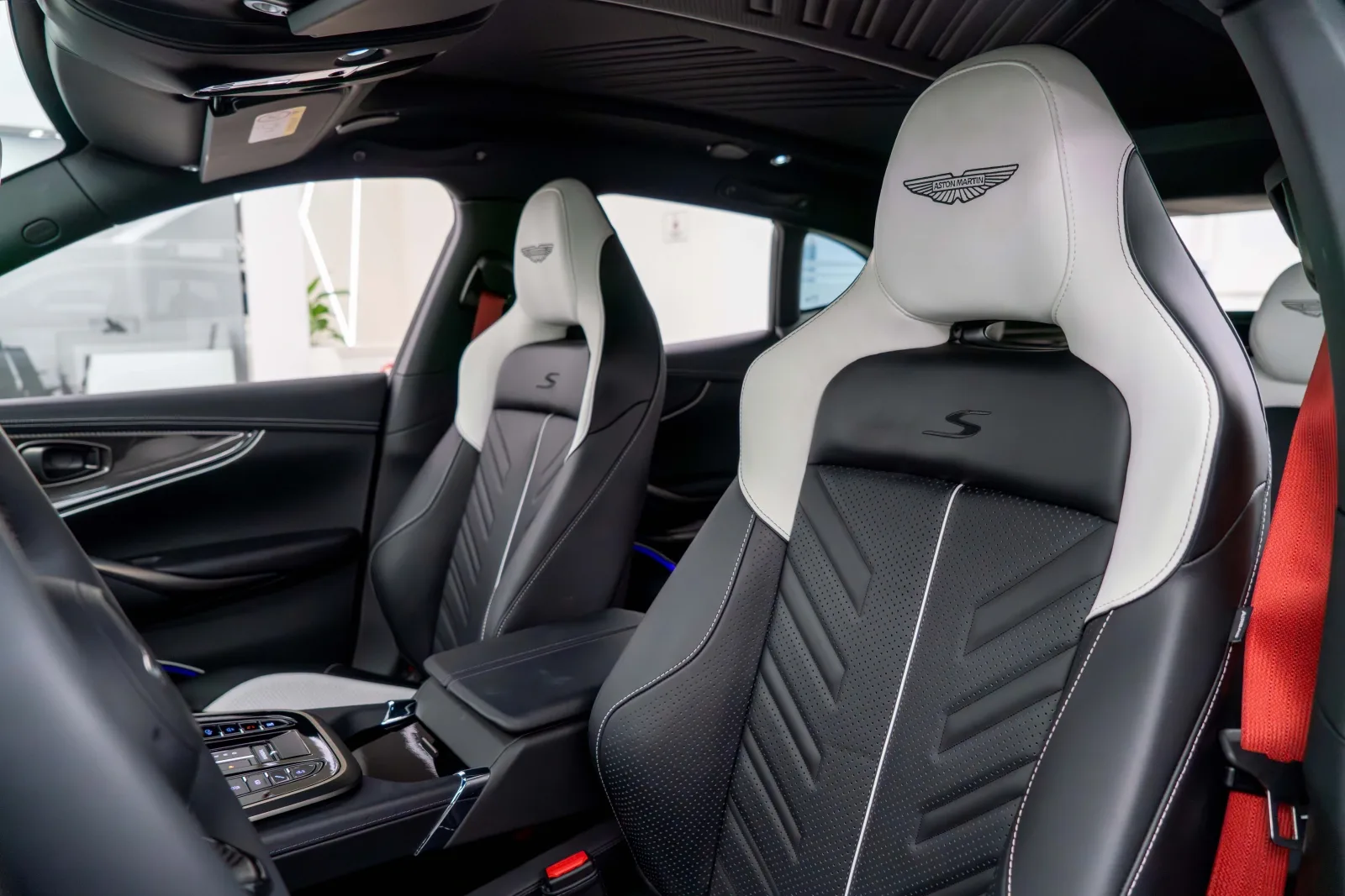 2026 Aston Martin DBX S, 12/17