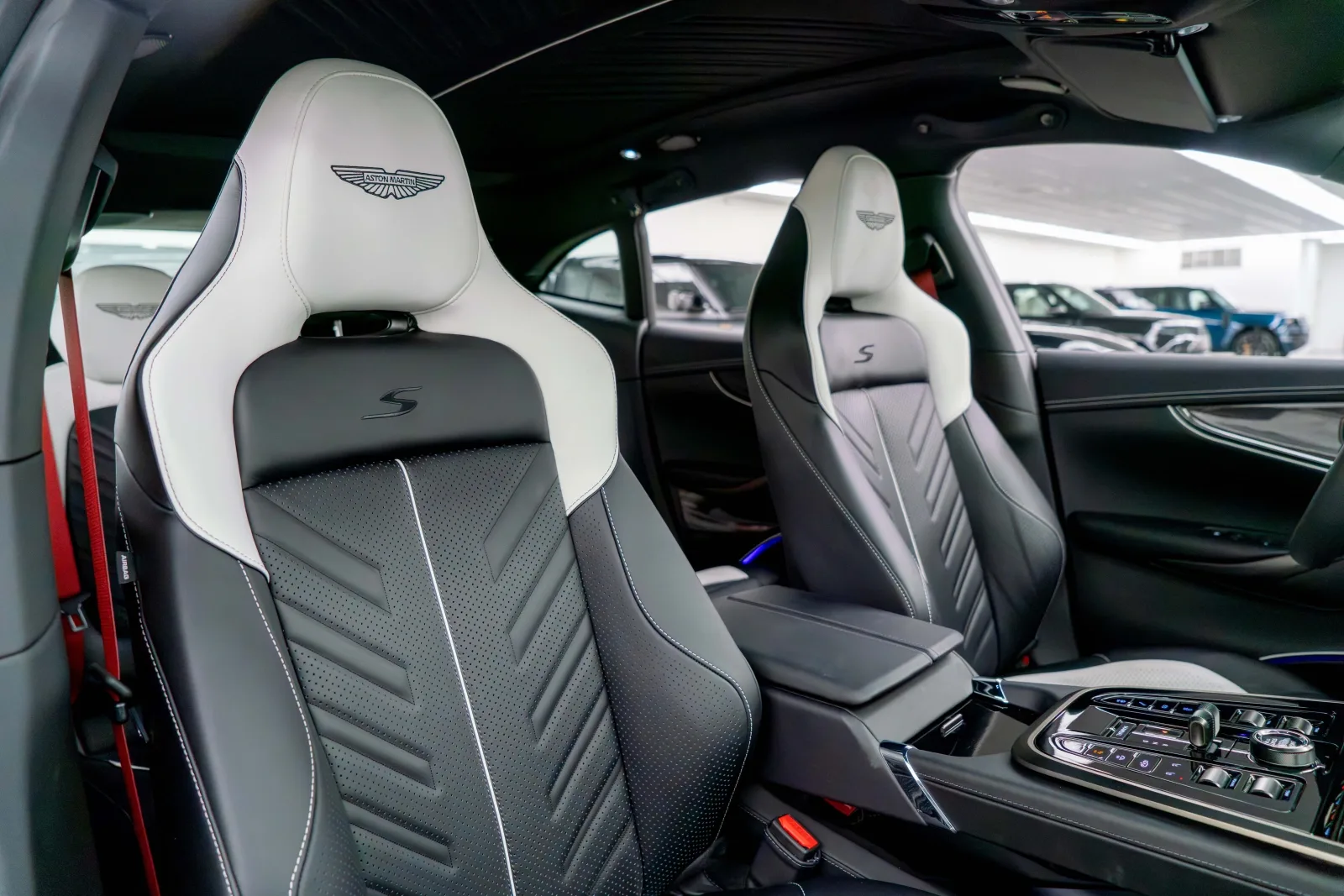 2026 Aston Martin DBX S, 13/17