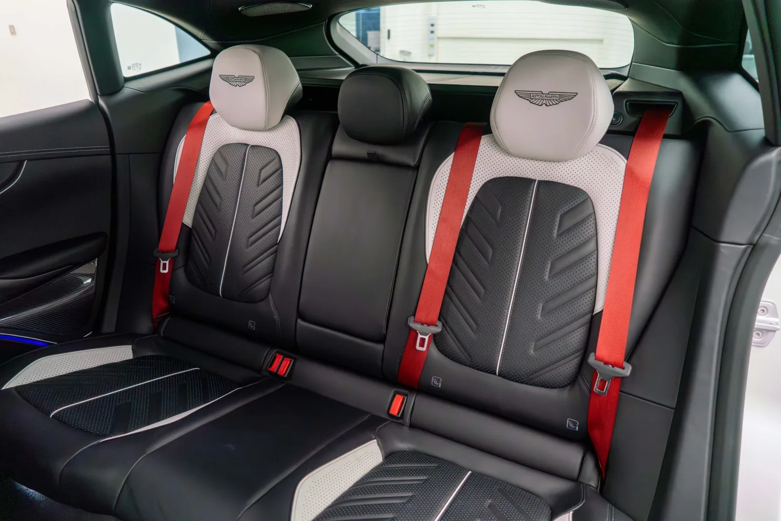 2026 Aston Martin DBX S, 14/17