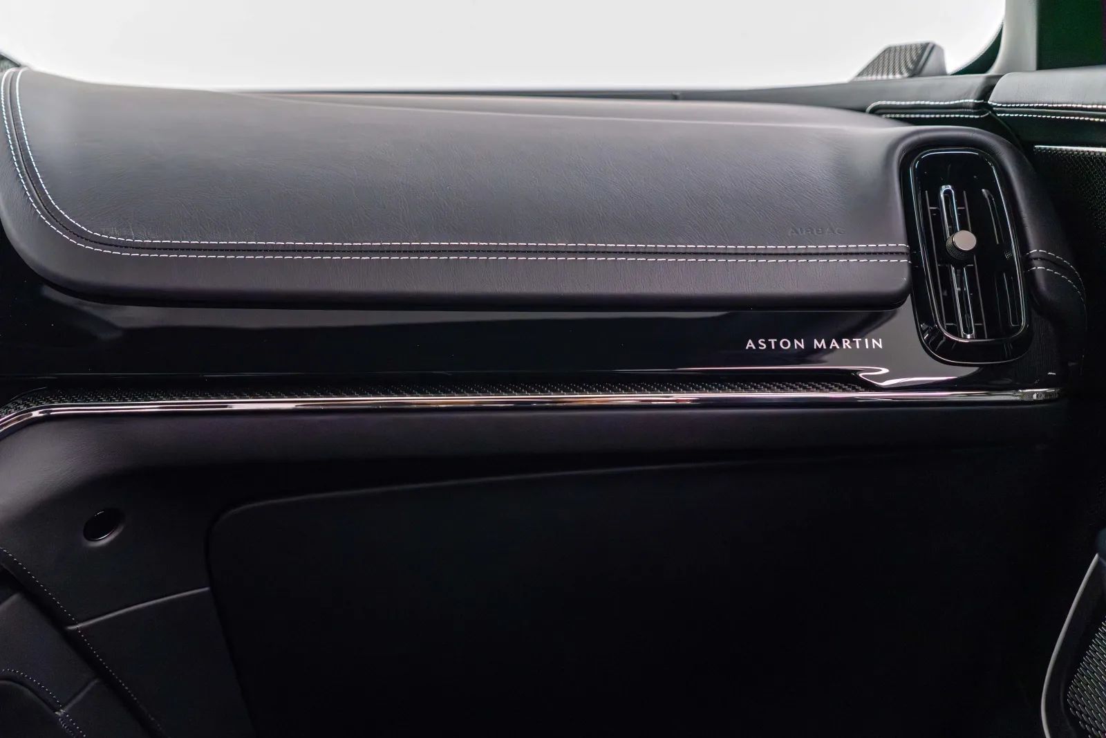 2026 Aston Martin DBX S, 15/17